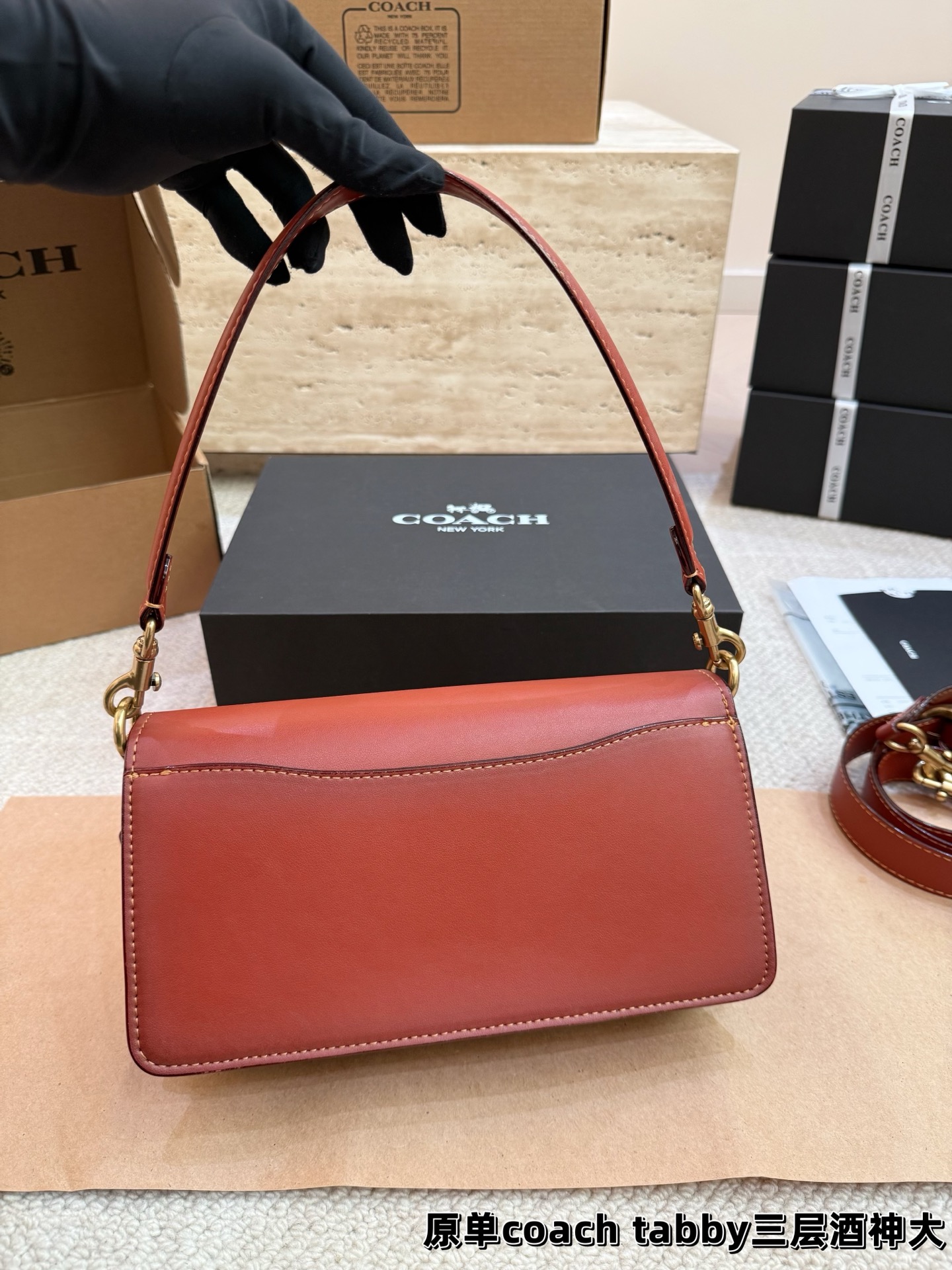 顶级原单P195 P190 新coach Tabby 三层酒神包 Coach 家酒神包Tabby手提包单肩斜挎包。让小姐姐第一眼看到就会爱上它。被誉为平价版小酒神包的蔻驰Tabby，复古又百搭，很受欢迎啊。五金扣厚实，整体精致小巧，还特别能装。每个包配一长一短两天可卸肩带，内部结构分层合理，中间一个带拉链的隔层小袋，把包分成三格，简直完美尺寸：26cm 20cm。这个尺寸觉得刚刚好合适，手提单肩斜挎都没有问题的！⚠️礼盒包装
