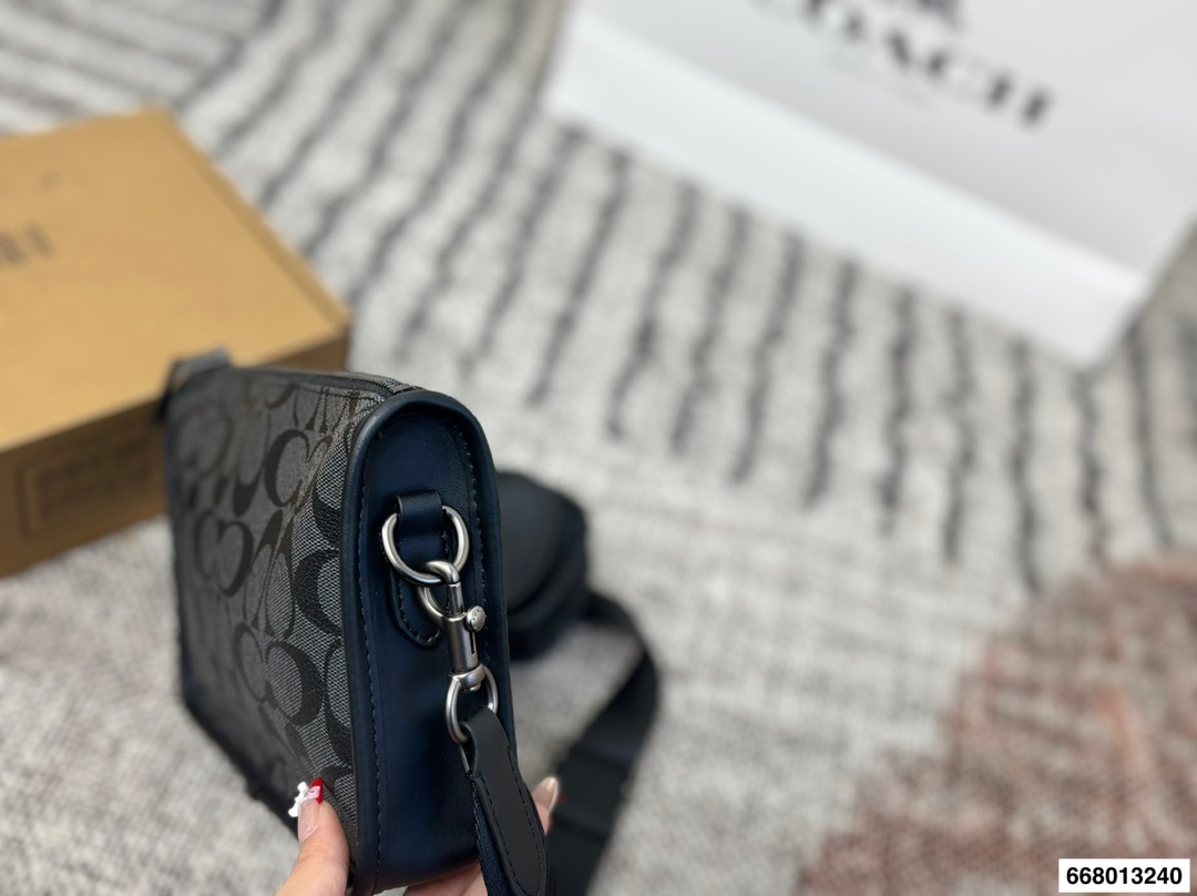 p140配礼盒 Coach男士相机包 拉链斜挎包 也可以拆掉肩带当手包 也可以背在胸前当胸包 多种背法 尺寸24.15