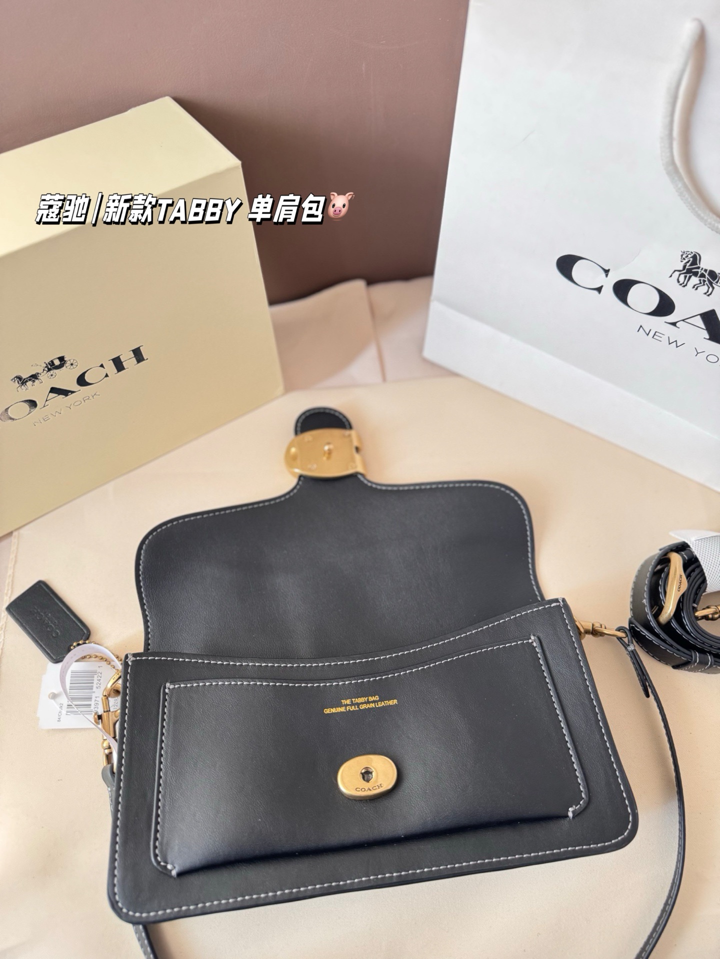 P195 配折叠盒 新罗蔻驰|新款TABBY 单肩包 本季的 Tabby 包 真的绝了！ 触感柔软到上头～ 采用 Natural Grain 自然纹路皮革， 皮质更薄、更软，垂坠感特别自然， 背起来就是那种很松弛又很酷的 随性氛围感，真的太飒了！ 这次推出的全新配色也超级适合秋冬， 低调高级、耐看又显气质。 属于那种越看越上头的颜色！🍂✨ 尺寸26*14