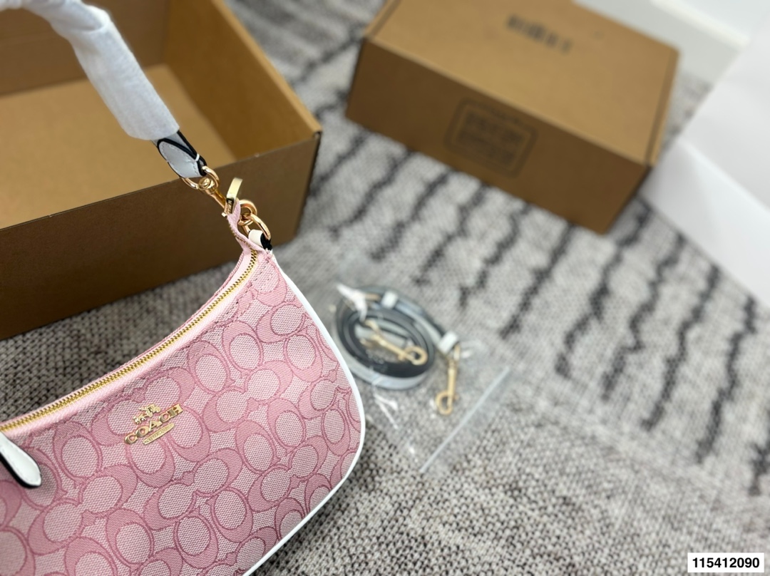 p120 礼盒包装🎁 COACH蔻驰 奥莱24新KLEO月牙豌豆单肩腋下包Coach🍉新款 蔻驰原单麻将包 ykk原单五金搭配精致面料 做工完美百搭神器 尺寸:24.13