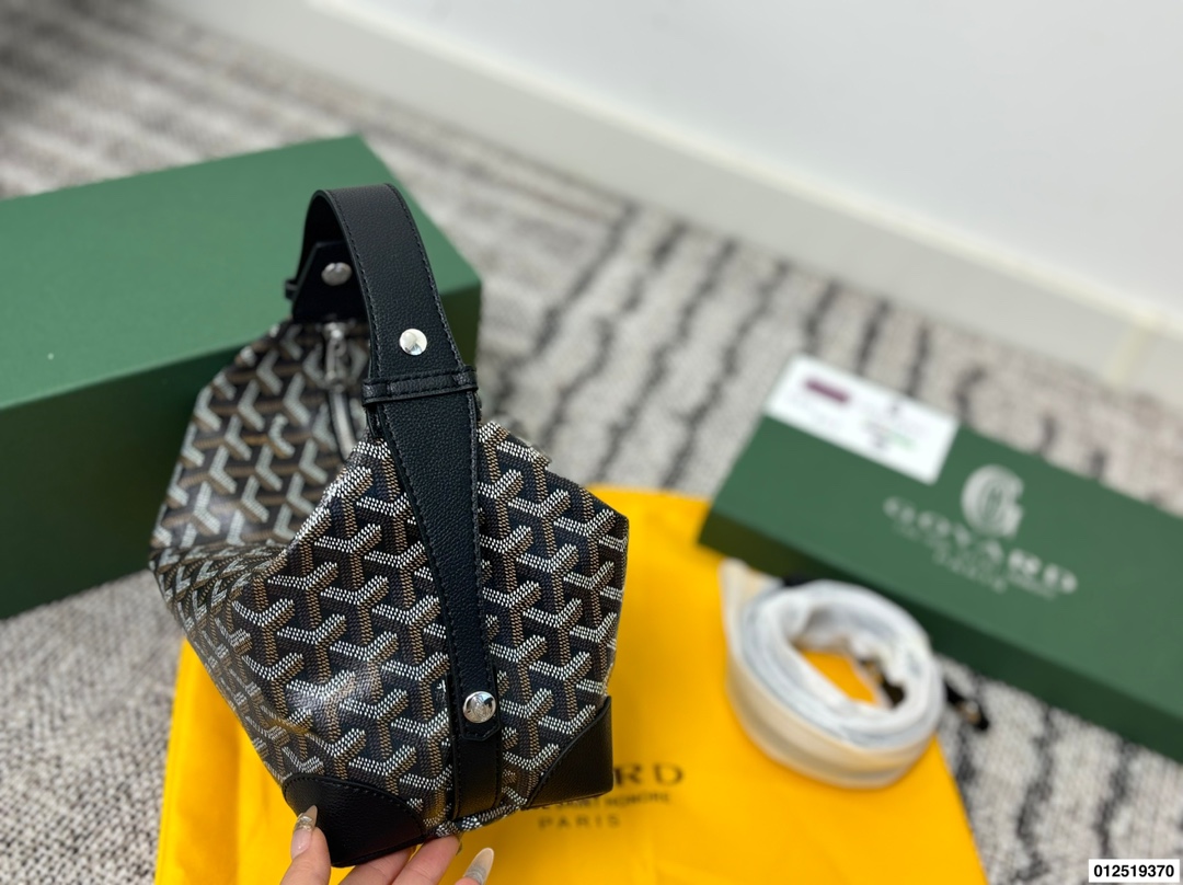 P150 配礼盒 Goyard NBA球星最爱的手拿包！洗漱包 #goyard 戈雅狗牙包 原单品质 不是定型的有多种使用方式 尺寸23 13 货号555698