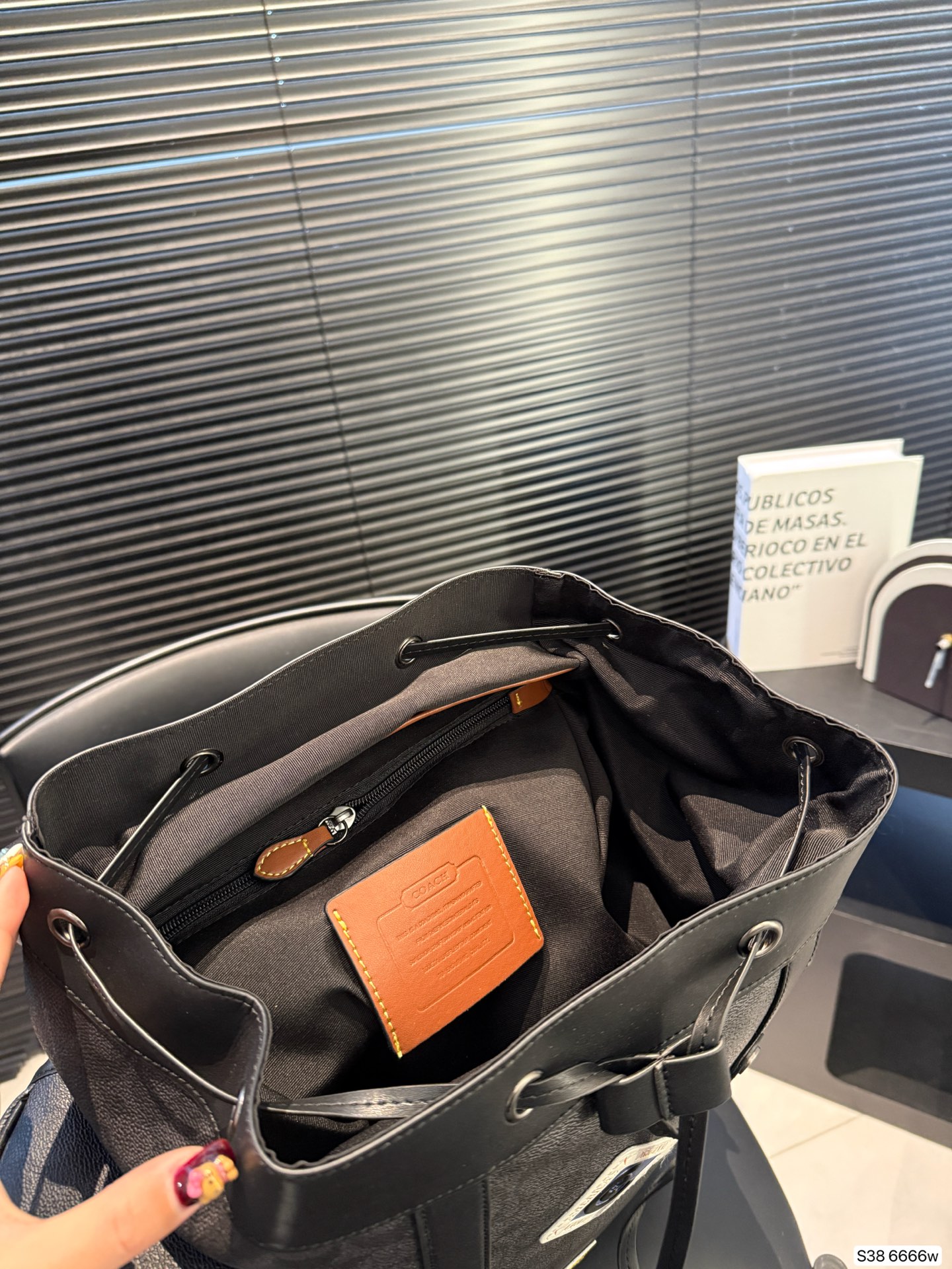 P240 蔻驰双肩包这款双肩背包可手提 可双肩,出众的实用性,充满了都市气息的同时,又不失优雅与温柔,满满的设计感在这个包上体现得淋漓尽致,无论是日常使用还是出差旅行都是非常不错的选择。尺寸29 43货号6666