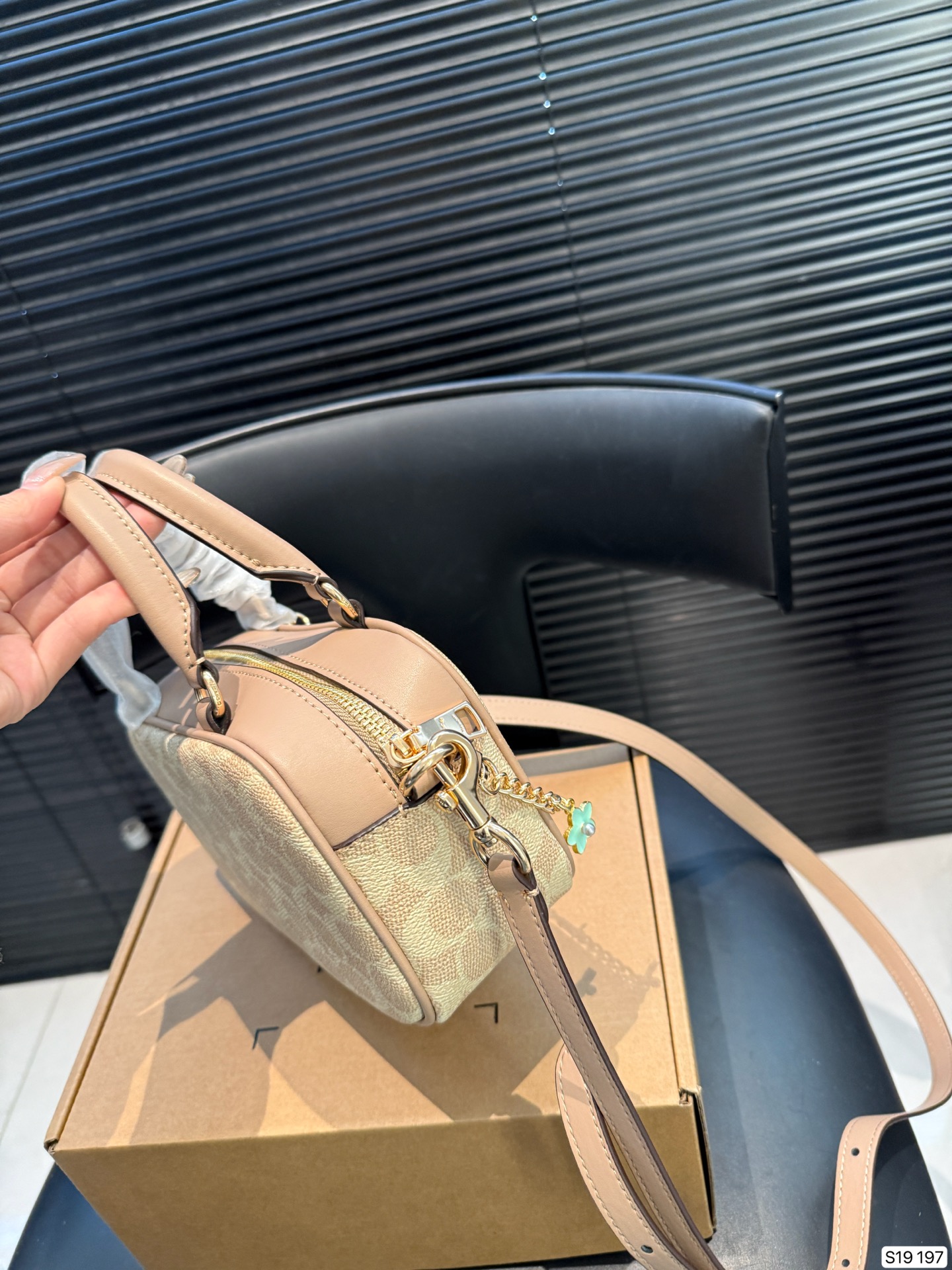 P145 配飞机盒 蔻驰 COACH 相机 复古优雅 满满的高级感 大小适中 容量感人 休闲正装皆可轻松驾驭 尺寸20 12 货号197