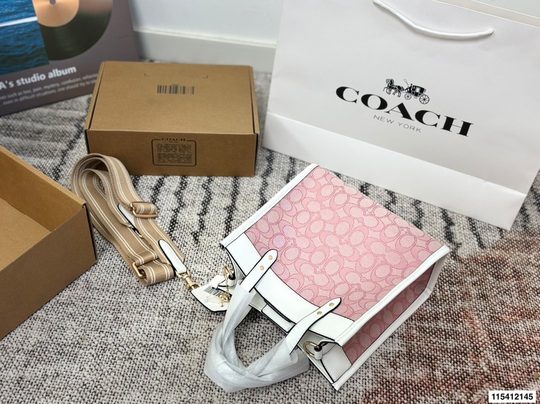 P135 配盒子 蔻驰托特包.手提单肩斜挎包.不管是自用还是送人都很棒！进口五金件.实用大气！简单大方.超大容量，满足你一切需要！！可轻松放置随身必备品！超级赞.这款包给我第一感觉就是太实用.手感特别好.抓紧入.颜值于适用集一身.真的好看实用.都留个！尺寸: 22.21