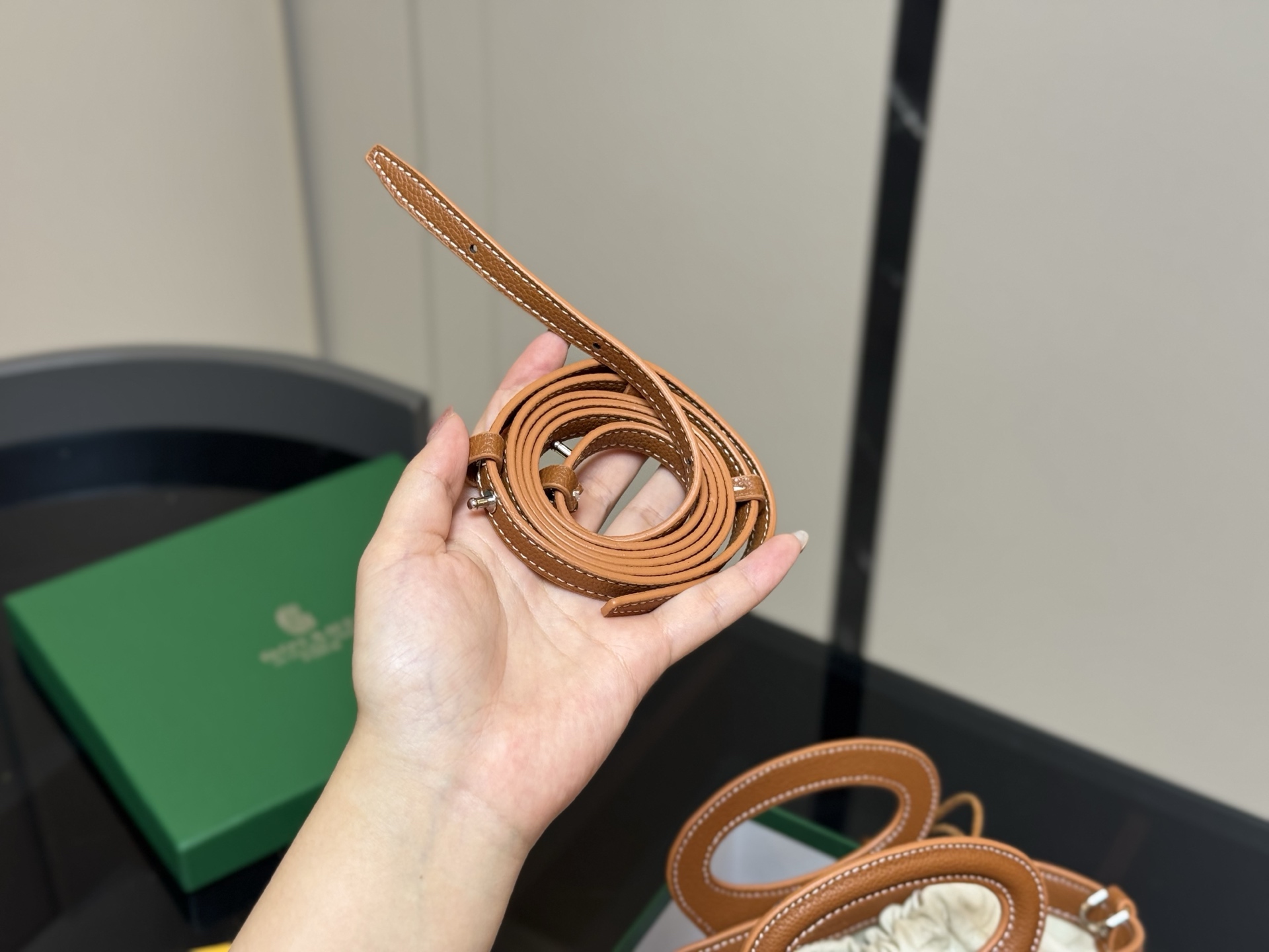 ¥170 配盒 Goyard戈雅 mini菜篮子 beluga 新款Mini beluga 圆环小水桶小菜篮子 半个手机的自重 超Q的外貌 不可小觑的容量 完美~ 尺寸:23.18cm