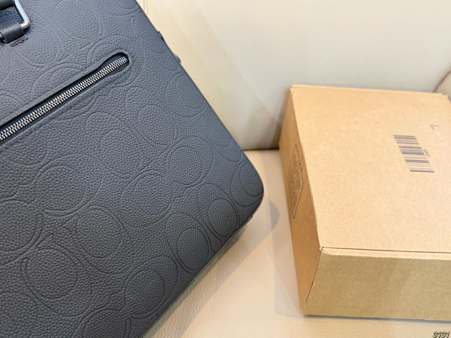 印花&yen;300压花&yen;320 蔻驰coach男士公文包 上身又酷又时尚容量超级可 任何风格都可轻松驾驭 尺寸38 27