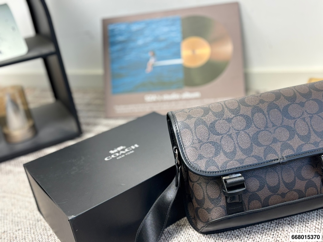 p150配礼盒 COACH男士League二合一混合斜挎包这款二合一混合斜挎包，中性风格，男女皆可背,情侣款组合!肩带句调节长短，单肩，斜挎都可 尺寸28.23