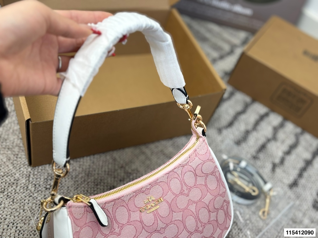 p120 礼盒包装🎁 COACH蔻驰 奥莱24新KLEO月牙豌豆单肩腋下包Coach🍉新款 蔻驰原单麻将包 ykk原单五金搭配精致面料 做工完美百搭神器 尺寸:24.13