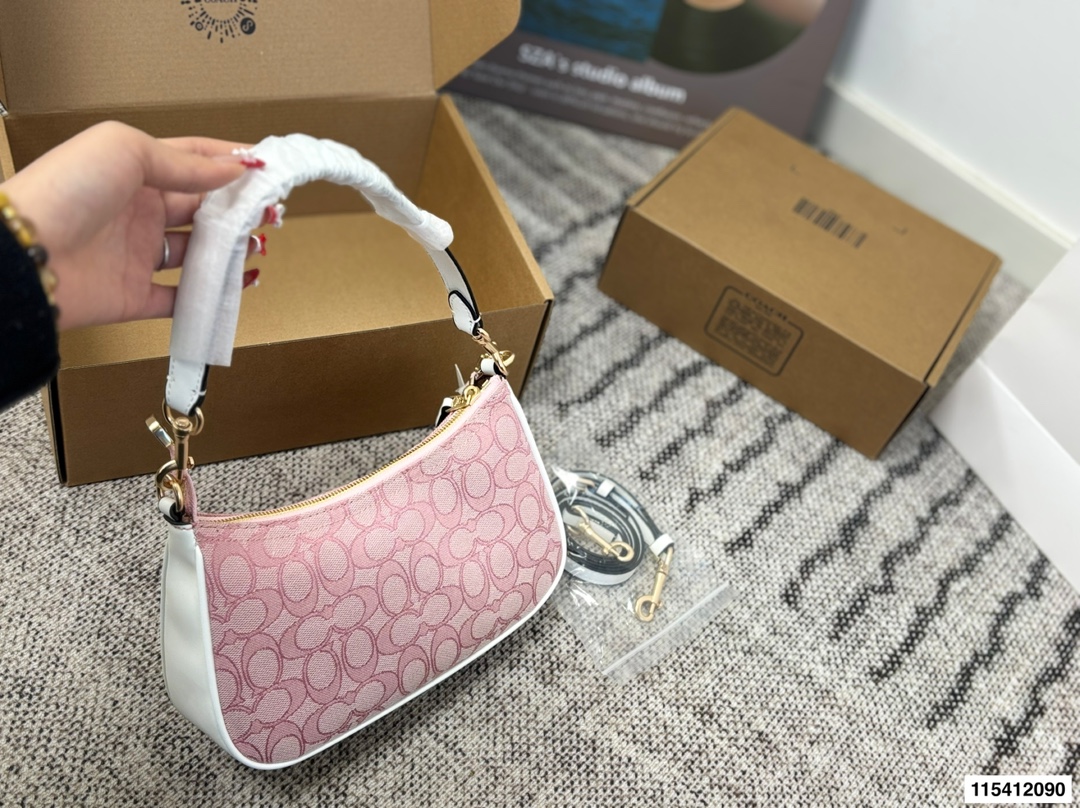 p120 礼盒包装🎁 COACH蔻驰 奥莱24新KLEO月牙豌豆单肩腋下包Coach🍉新款 蔻驰原单麻将包 ykk原单五金搭配精致面料 做工完美百搭神器 尺寸:24.13