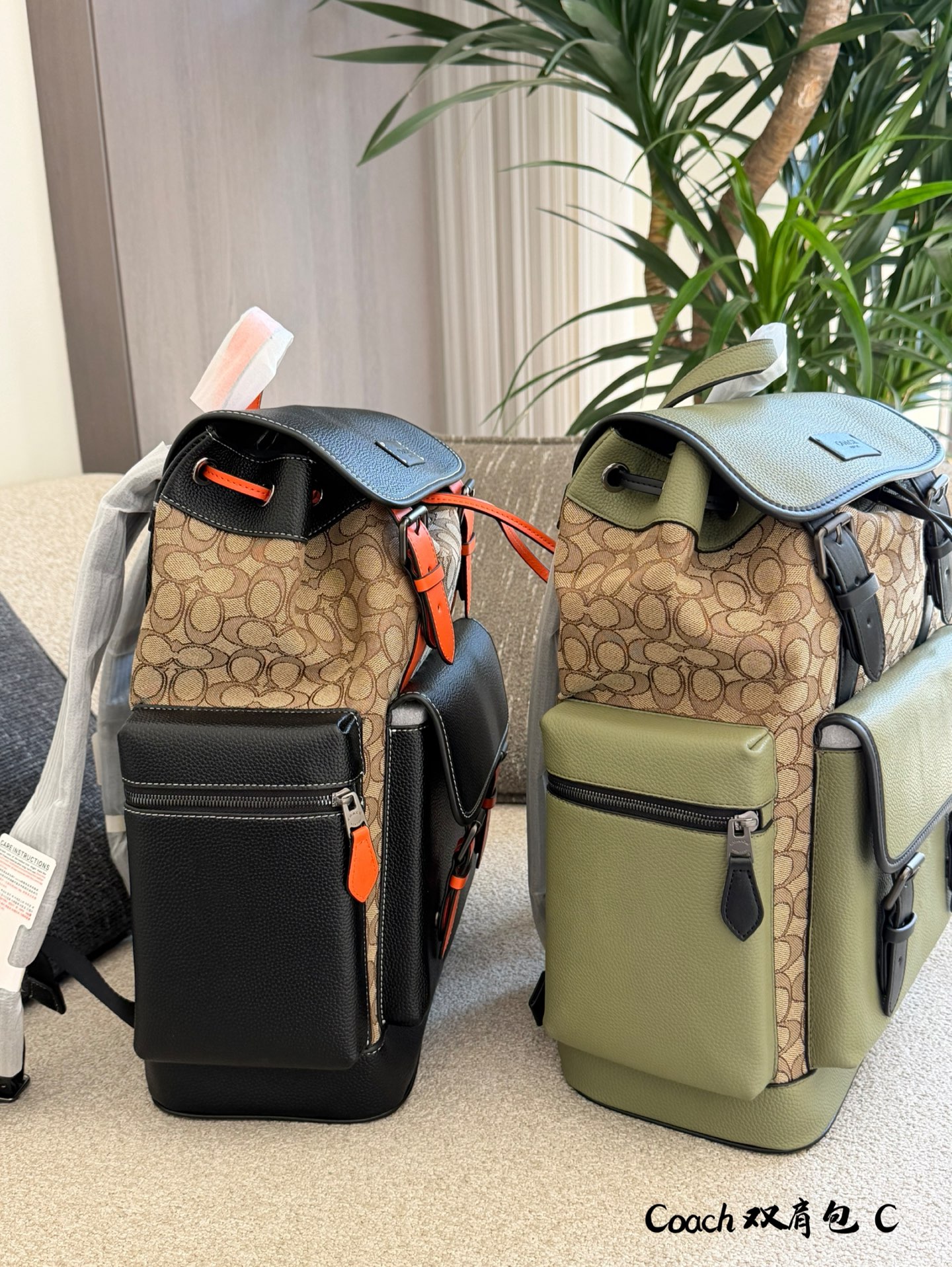 Coach Sprint双肩包​​p190 🎒Coach Sprint双肩包，经典C印花提花织布+黑色鹅卵石牛皮拼接，橙色皮革扣带点缀，复古又时髦✨。翻盖搭扣+抽绳开合，安全感满满，正面口袋可放手机，内部空间超大，15寸笔记本轻松装下，通勤、旅行、户外都OK！肩带可调节，背起来超舒服，实用又百搭，是功能与时尚兼具的必备单品🔥。19&times;45无盒