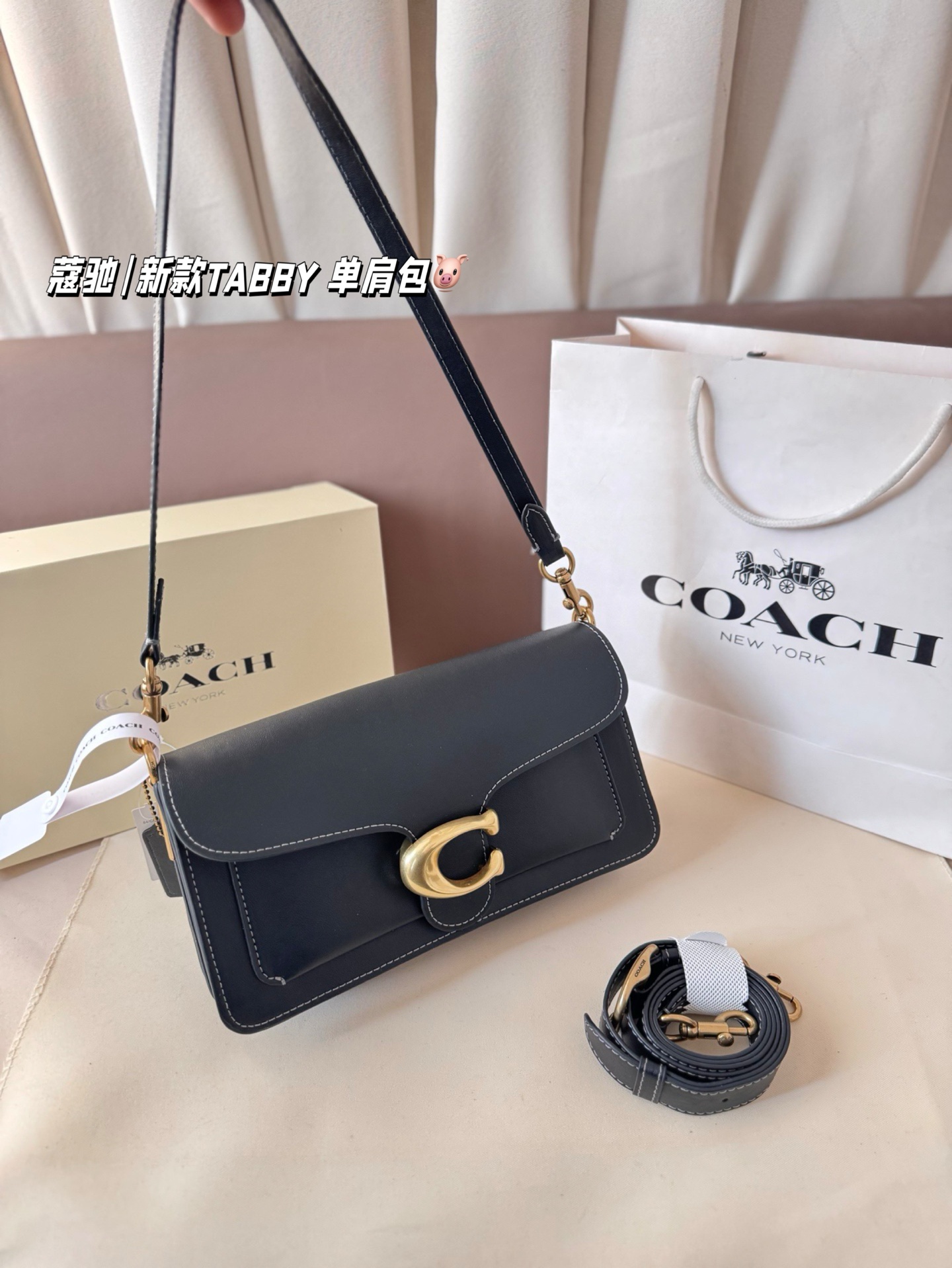 P195 配折叠盒 新罗蔻驰|新款TABBY 单肩包 本季的 Tabby 包 真的绝了！ 触感柔软到上头～ 采用 Natural Grain 自然纹路皮革， 皮质更薄、更软，垂坠感特别自然， 背起来就是那种很松弛又很酷的 随性氛围感，真的太飒了！ 这次推出的全新配色也超级适合秋冬， 低调高级、耐看又显气质。 属于那种越看越上头的颜色！🍂✨ 尺寸26*14