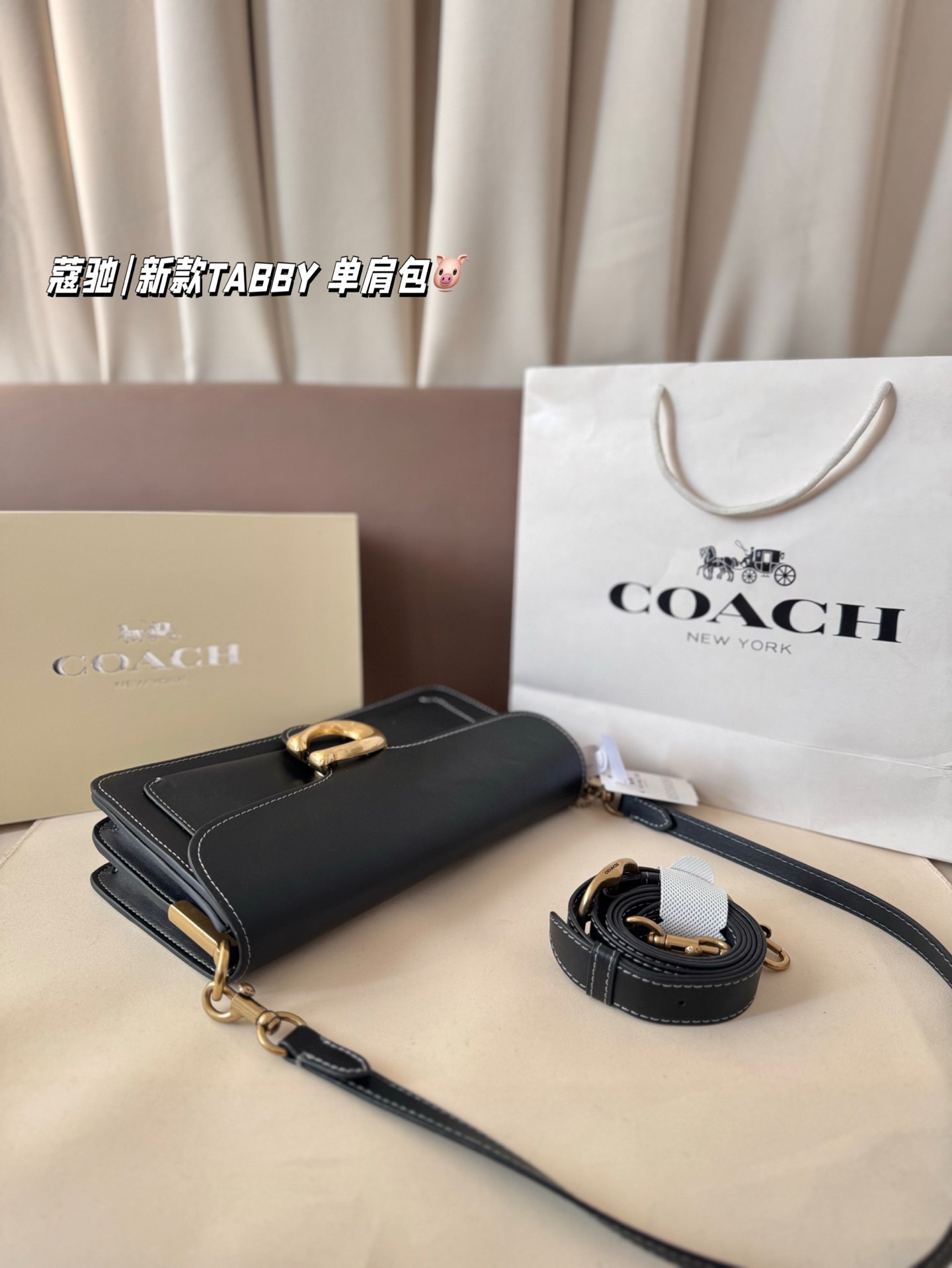 P195 配折叠盒 新罗蔻驰|新款TABBY 单肩包 本季的 Tabby 包 真的绝了！ 触感柔软到上头～ 采用 Natural Grain 自然纹路皮革， 皮质更薄、更软，垂坠感特别自然， 背起来就是那种很松弛又很酷的 随性氛围感，真的太飒了！ 这次推出的全新配色也超级适合秋冬， 低调高级、耐看又显气质。 属于那种越看越上头的颜色！🍂✨ 尺寸26*14