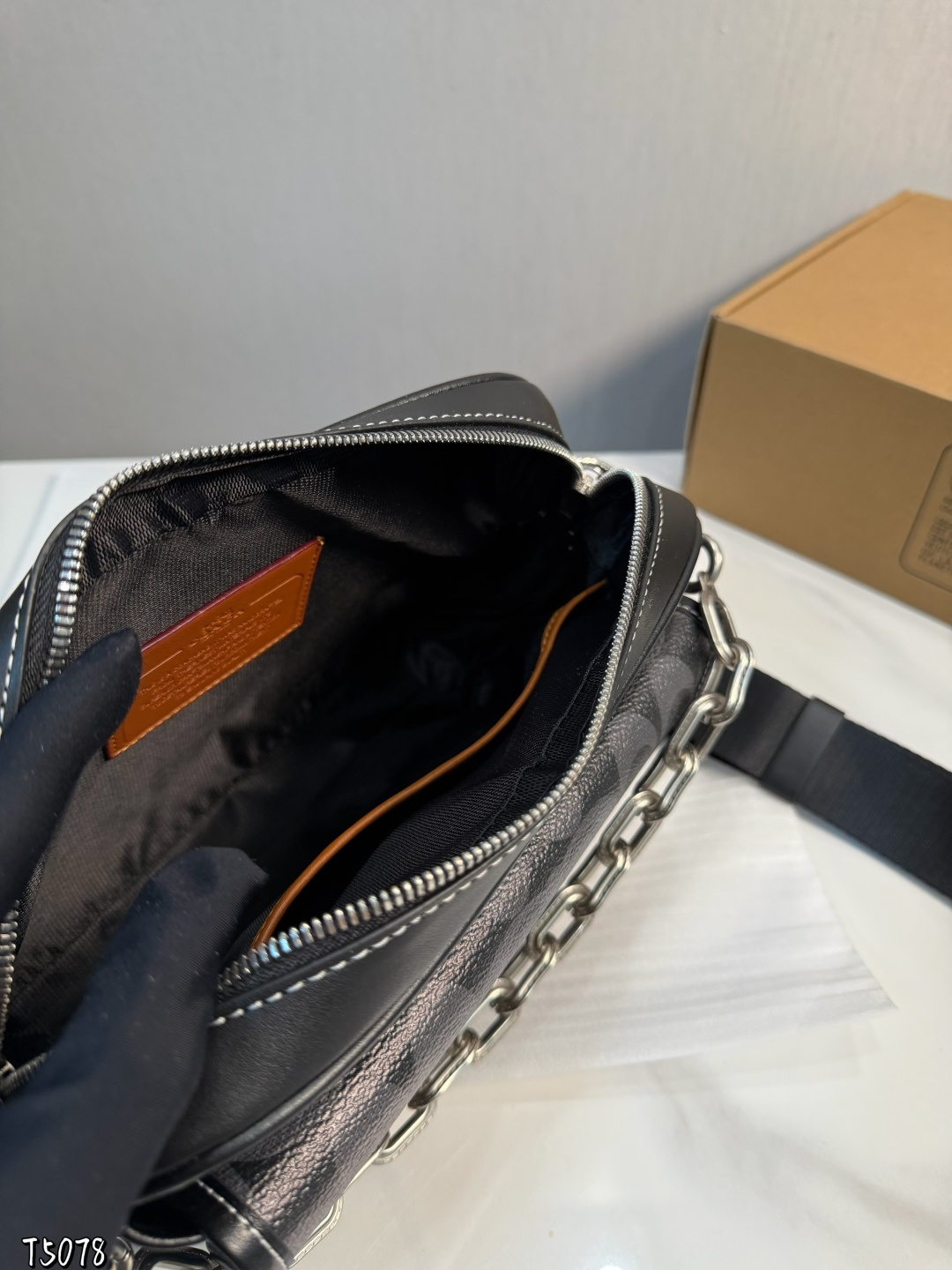 ❤️p165（礼盒包装）❤️ C家 新品黑色 男生都会喜欢的相机包！ 款式对于男生来说真的太友好了又能装又百搭 搜索🔍蔻驰 coach 男包尺寸：24*6*18