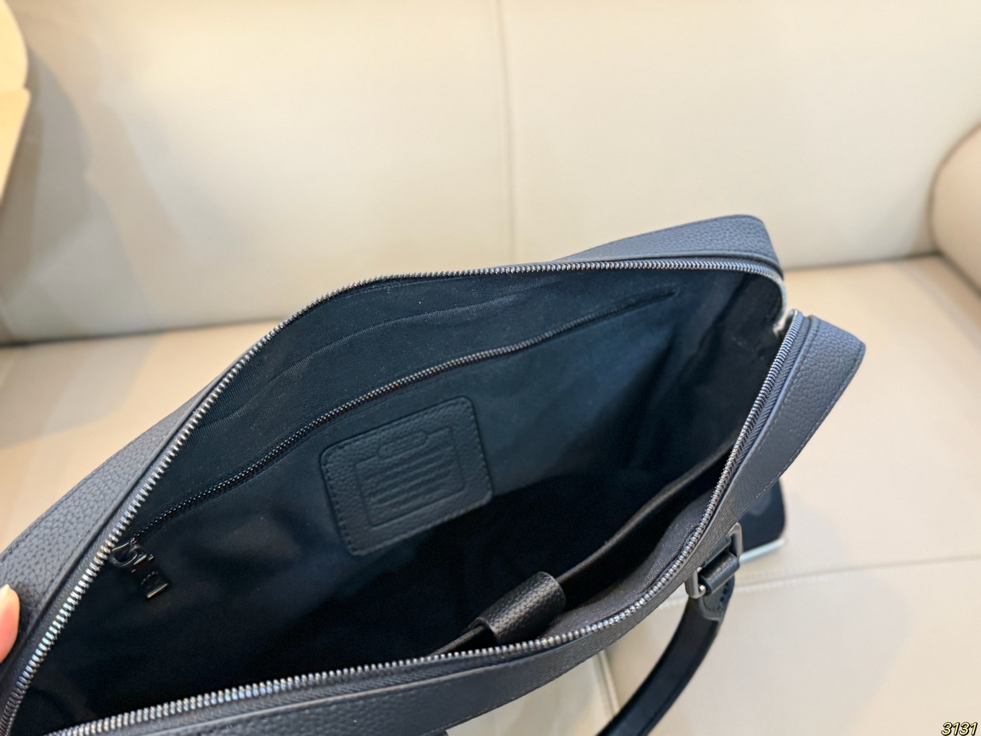 印花&yen;300压花&yen;320 蔻驰coach男士公文包 上身又酷又时尚容量超级可 任何风格都可轻松驾驭 尺寸38 27