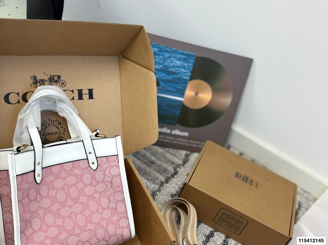 P135 配盒子 蔻驰托特包.手提单肩斜挎包.不管是自用还是送人都很棒！进口五金件.实用大气！简单大方.超大容量，满足你一切需要！！可轻松放置随身必备品！超级赞.这款包给我第一感觉就是太实用.手感特别好.抓紧入.颜值于适用集一身.真的好看实用.都留个！尺寸: 22.21