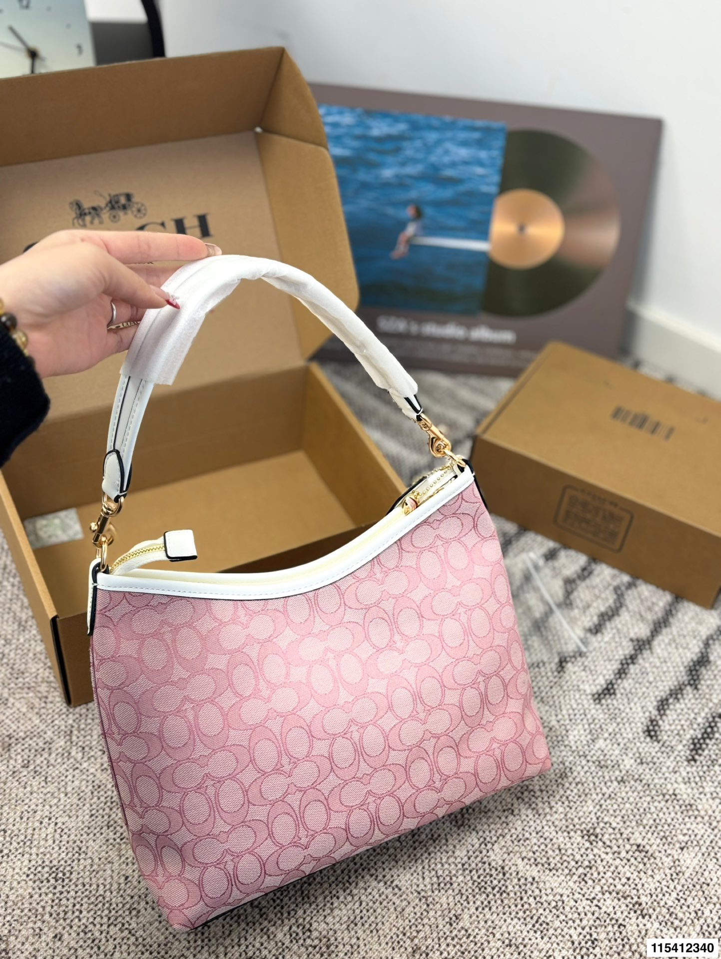 p150 配礼盒 蔻驰托特包，除了好看还是好看，托特包造型简单又好用关键是超好看，轻便，缤纷又结实。分分钟成为街上最具回头率的时尚单品！尺寸：29.21