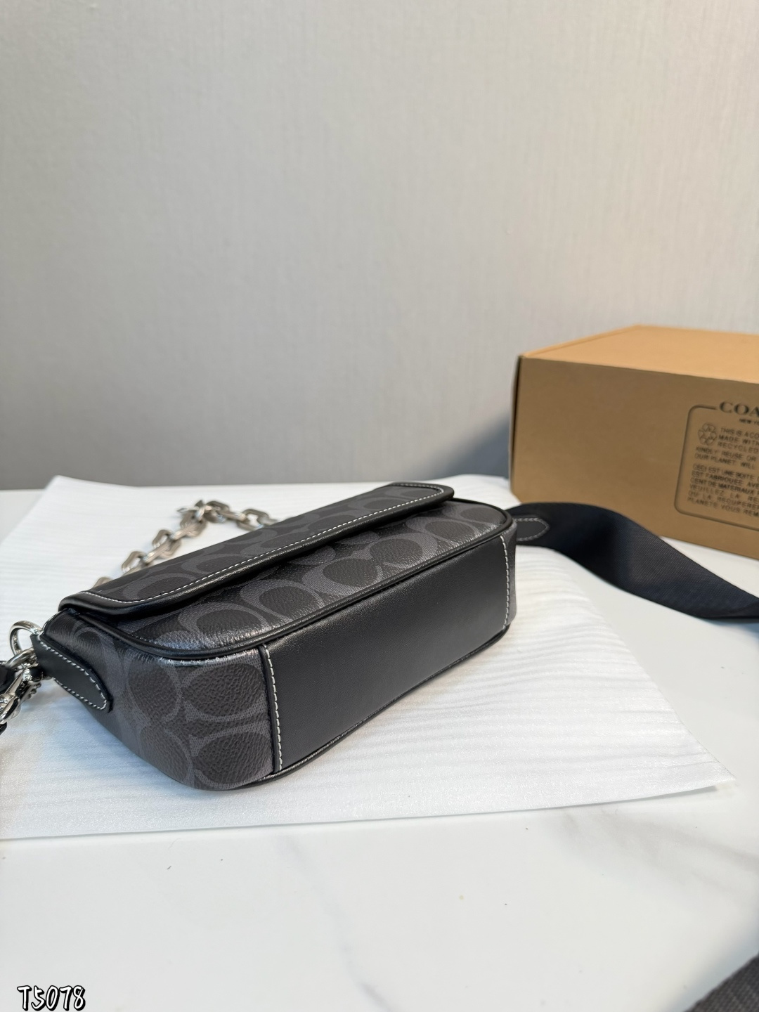 ❤️p150（礼盒包装）❤️ C家 新品黑色 男生都会喜欢的相机包！ 款式对于男生来说真的太友好了又能装又百搭 搜索🔍蔻驰 coach 男包尺寸：19*5*13cm