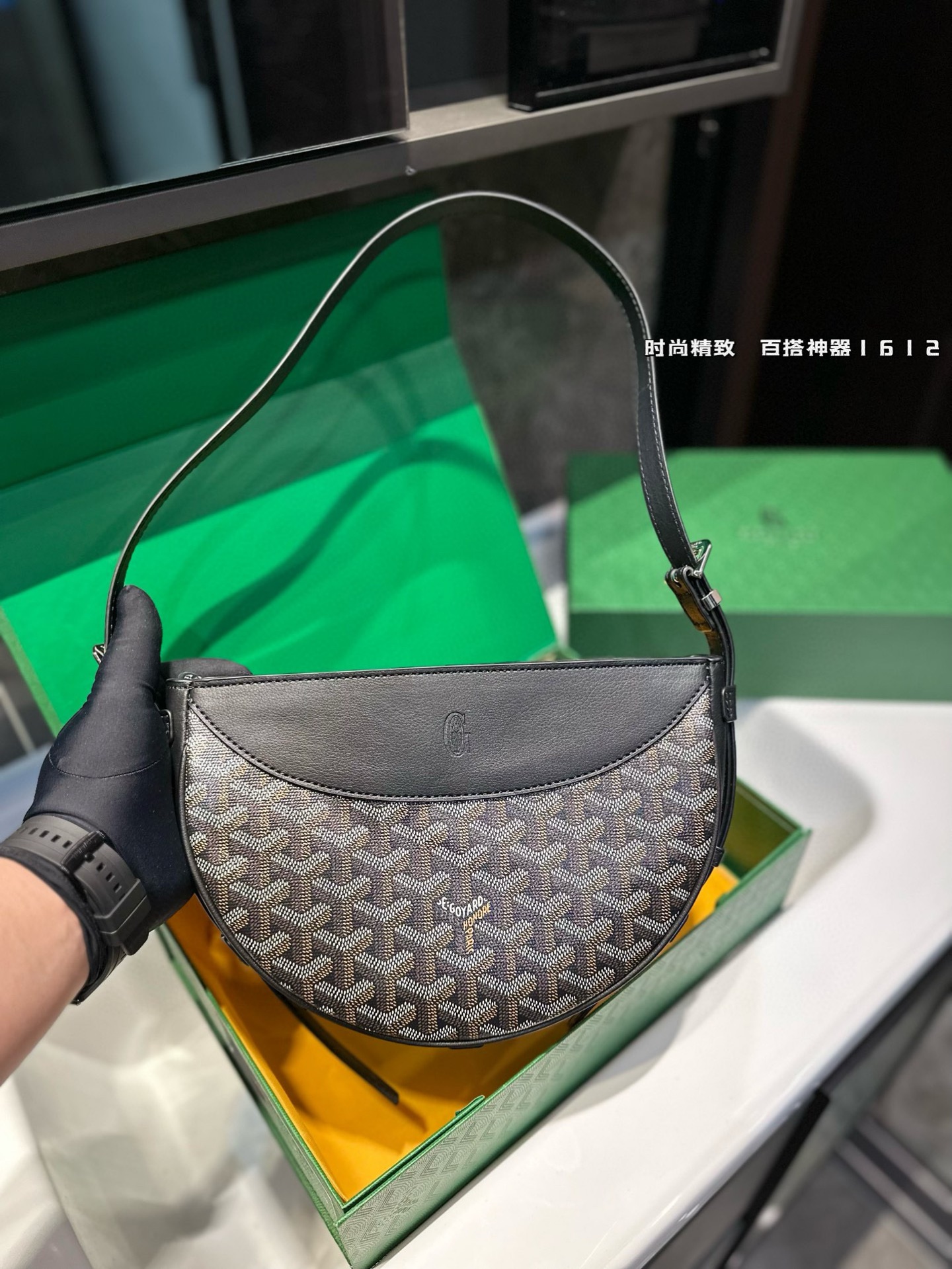 ❤️p185(礼盒包装)❤️ 拥有新包就拥有好心情!Goyard燕子包简单的穿搭永远不过时,舒服随性耐看!搭配一只棕色 goyard,点亮一下整体造型,秋冬配棕色实在太好看了!入手最近新出的goyard 燕子包,实物太美丽了!容量也十分乐观,可装下兩伞钱包粉饼口红等,肩带可调节,背法多样,可单肩可斜背可腋下!果然是一只实用又时髦百搭的包!!!尺寸23 16cm