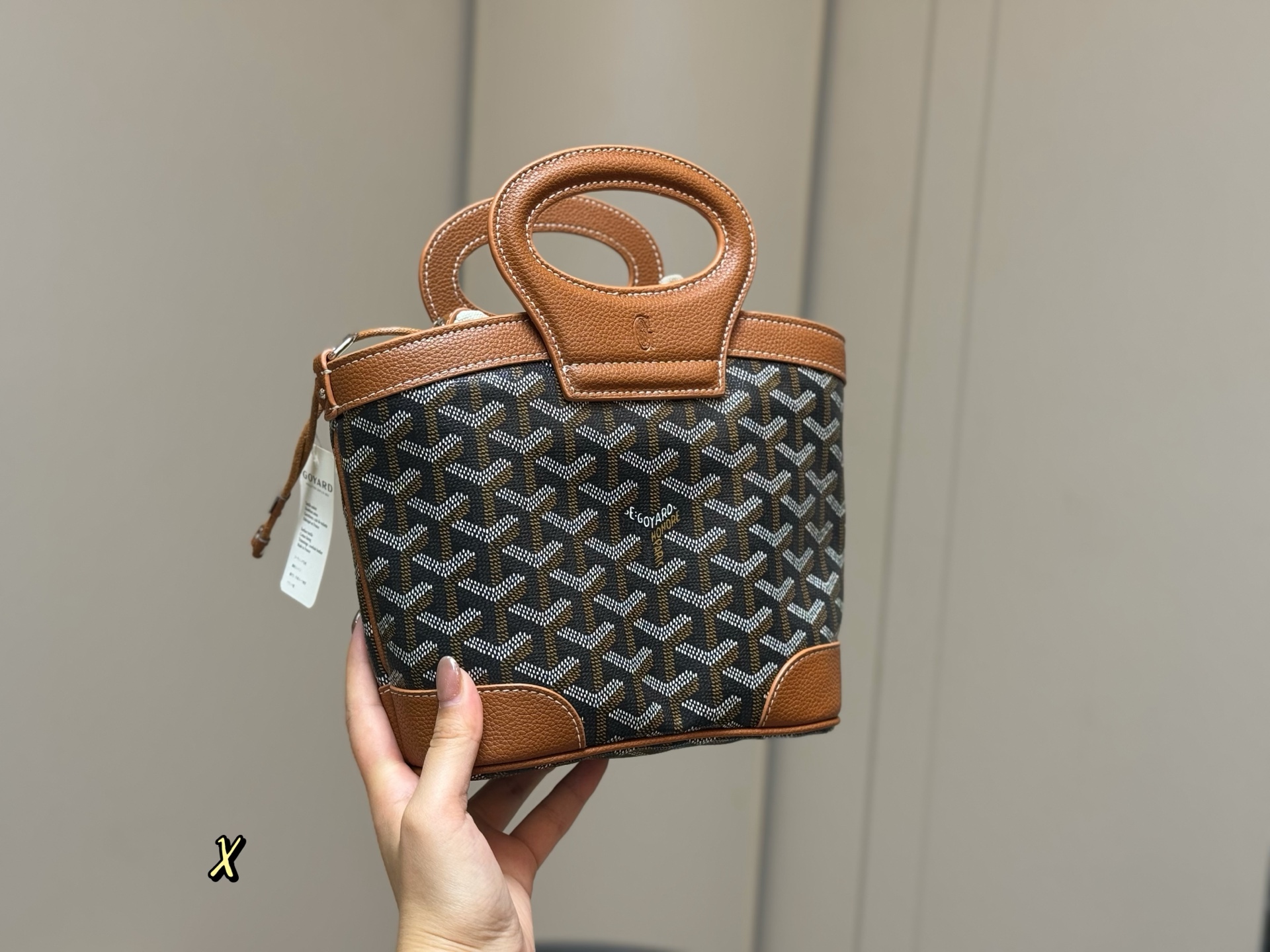 ¥170 配盒 Goyard戈雅 mini菜篮子 beluga 新款Mini beluga 圆环小水桶小菜篮子 半个手机的自重 超Q的外貌 不可小觑的容量 完美~ 尺寸:23.18cm