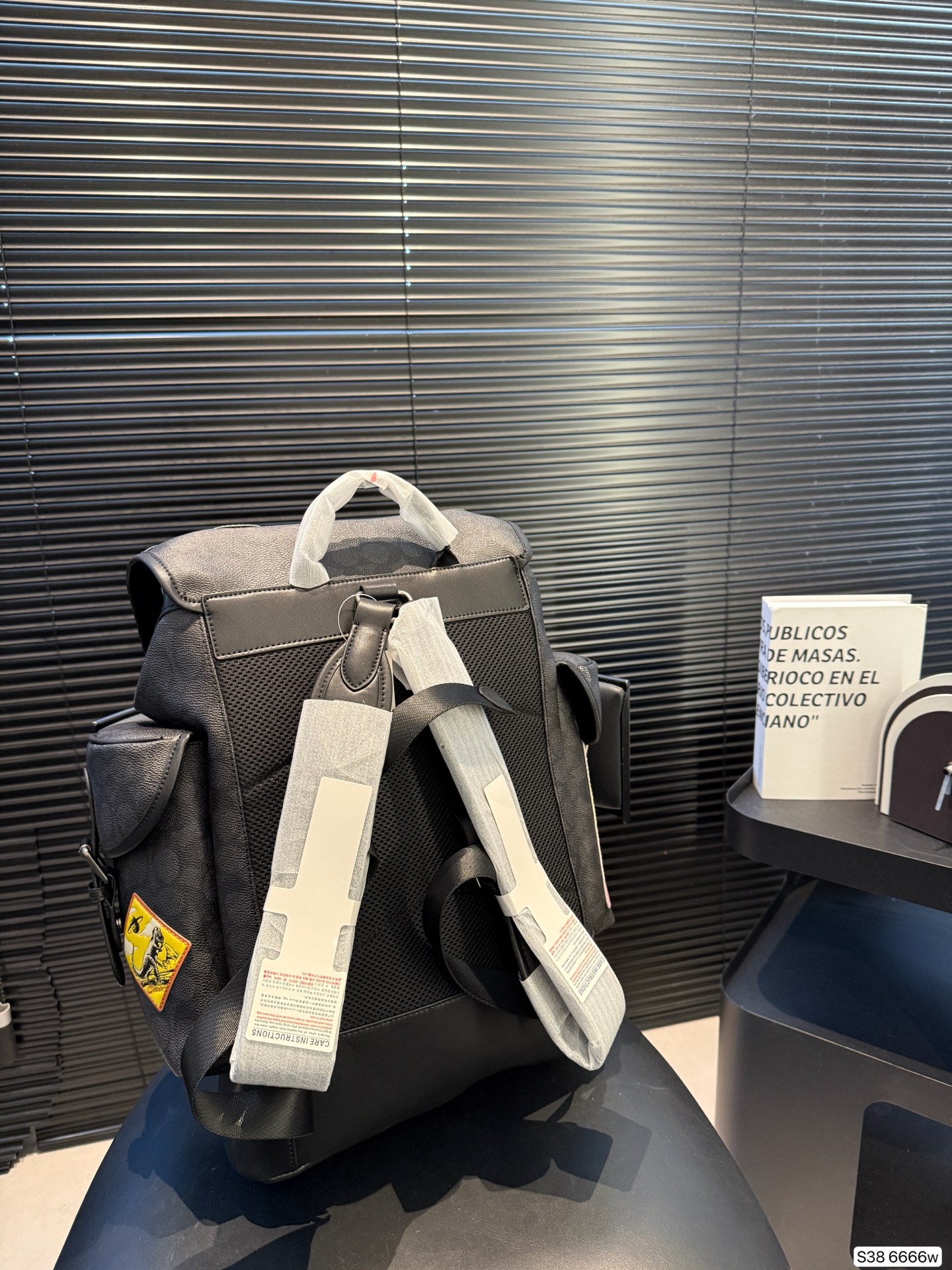 P240 蔻驰双肩包这款双肩背包可手提 可双肩,出众的实用性,充满了都市气息的同时,又不失优雅与温柔,满满的设计感在这个包上体现得淋漓尽致,无论是日常使用还是出差旅行都是非常不错的选择。尺寸29 43货号6666