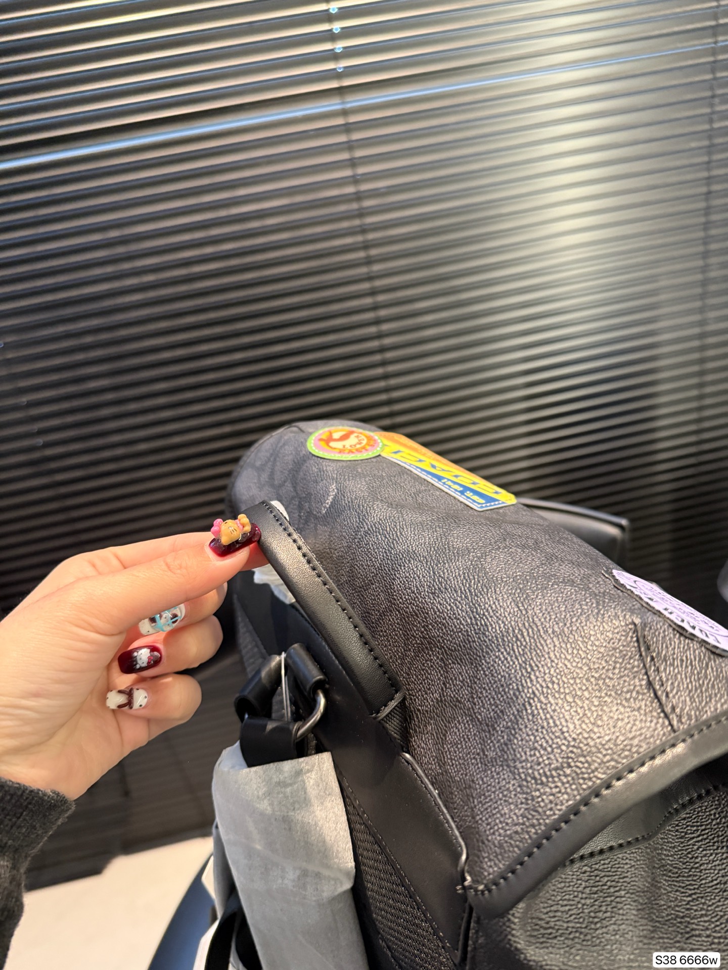 P240 蔻驰双肩包这款双肩背包可手提 可双肩,出众的实用性,充满了都市气息的同时,又不失优雅与温柔,满满的设计感在这个包上体现得淋漓尽致,无论是日常使用还是出差旅行都是非常不错的选择。尺寸29 43货号6666