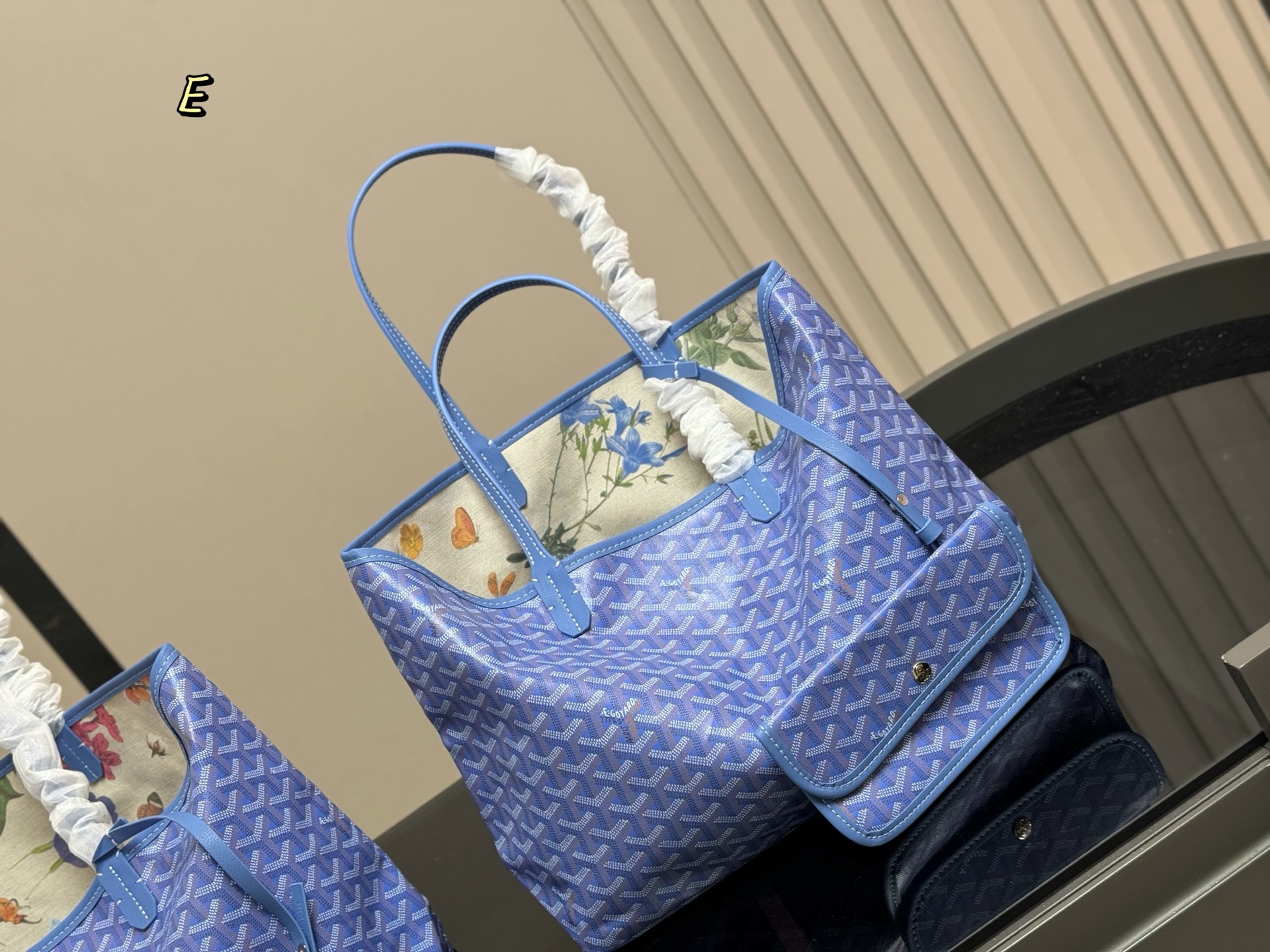 &yen;180 &yen;190（新款内里 升级版） size：34.28cm（中号） 42.29cm（大号） 戈雅Goyard购物袋🛍️ 从头到尾全部都是客订哦！ 另外收到的宝宝就会知道手腕带是立起来的[微笑][微笑] Goyard托特包日常使用率最高的包 又大又轻又软的狗牙！