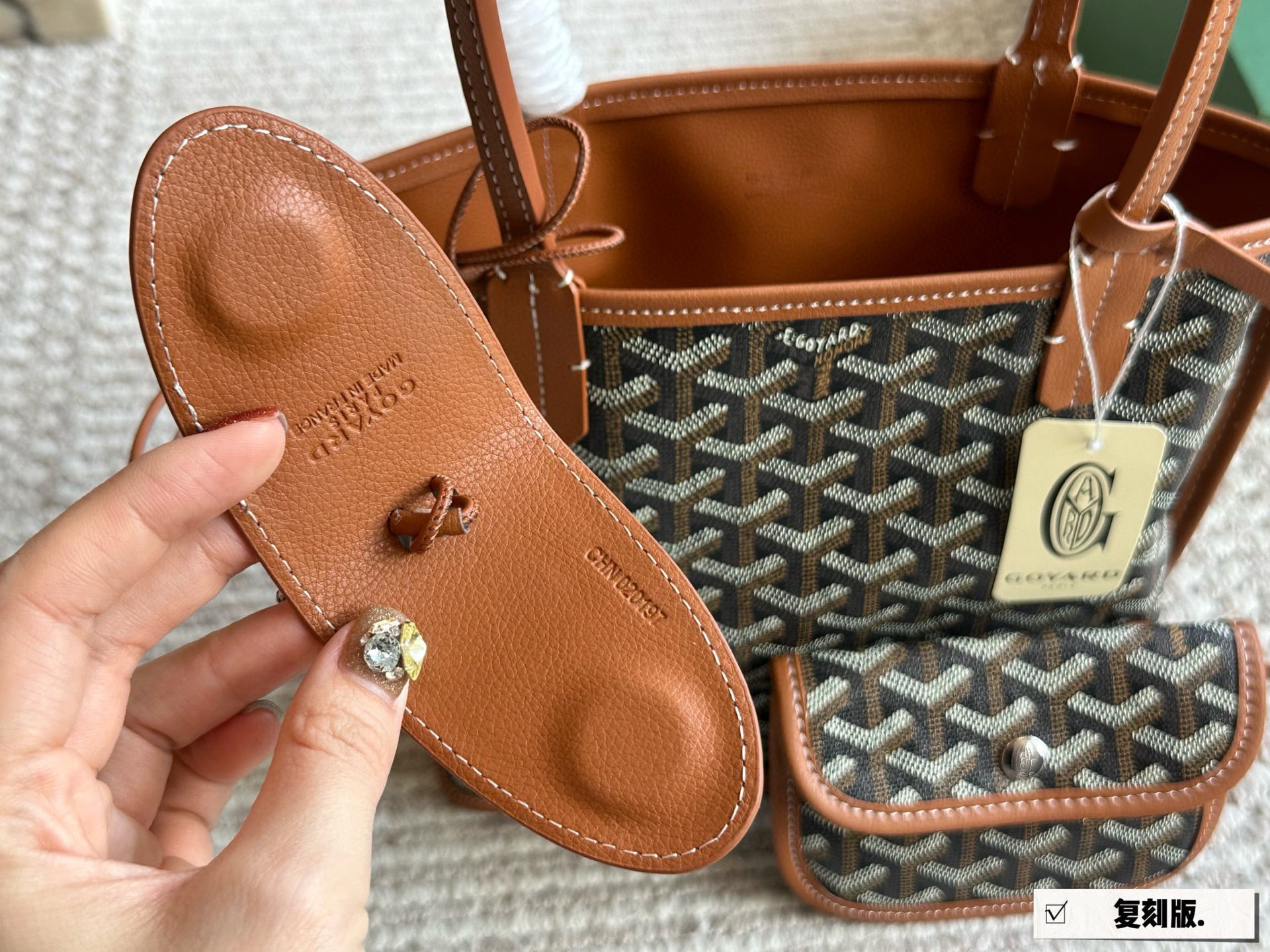 复刻版 💰155 配盒 size：20*19cm 戈雅购物袋🛍️ 属于这个季节的迷你购物袋 完美1:1定制 Goyard狗牙红色限定 实物真的很有质感， 新年本命包！