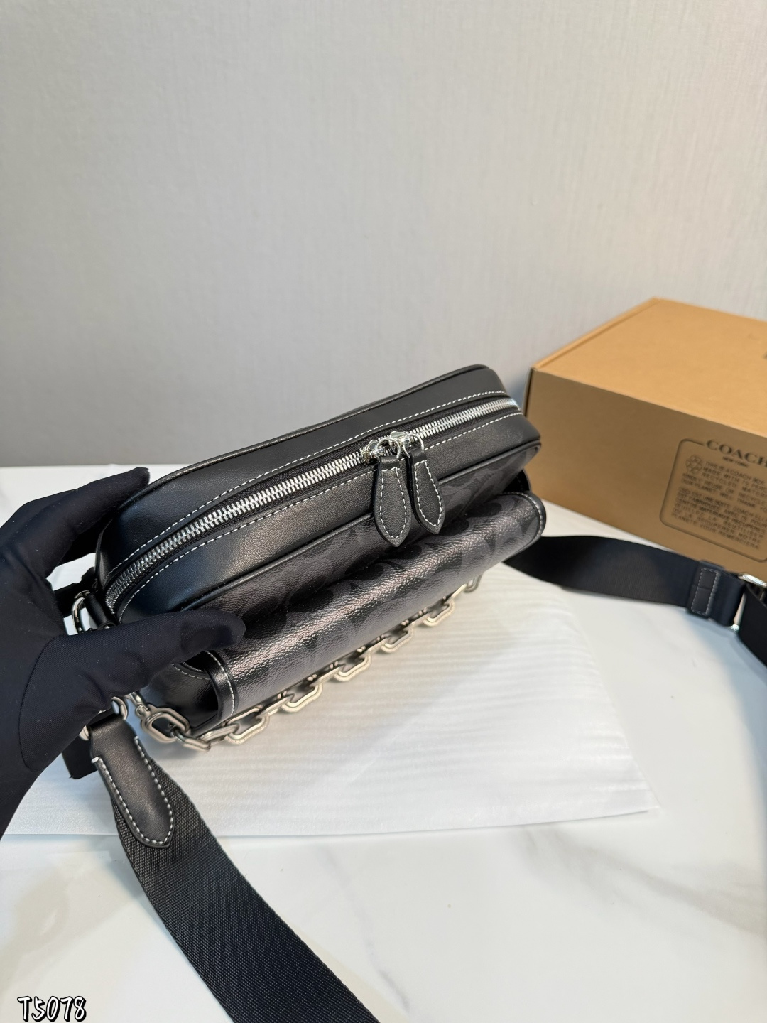 ❤️p165（礼盒包装）❤️ C家 新品黑色 男生都会喜欢的相机包！ 款式对于男生来说真的太友好了又能装又百搭 搜索🔍蔻驰 coach 男包尺寸：24*6*18