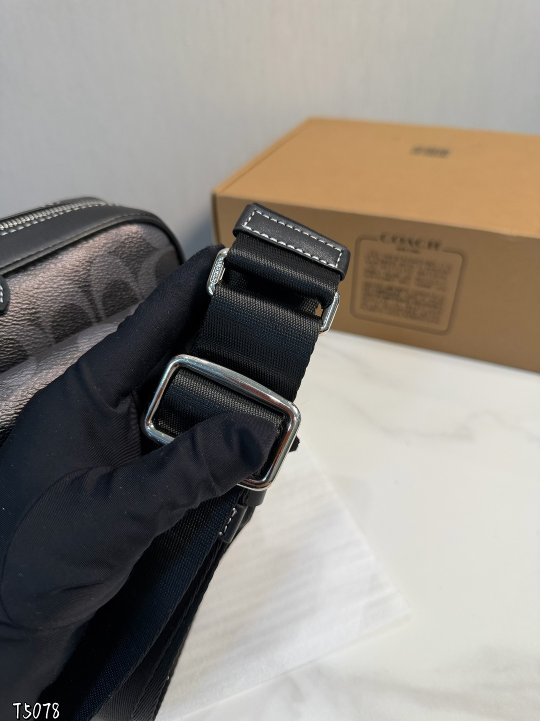 ❤️p165（礼盒包装）❤️ C家 新品黑色 男生都会喜欢的相机包！ 款式对于男生来说真的太友好了又能装又百搭 搜索🔍蔻驰 coach 男包尺寸：24*6*18