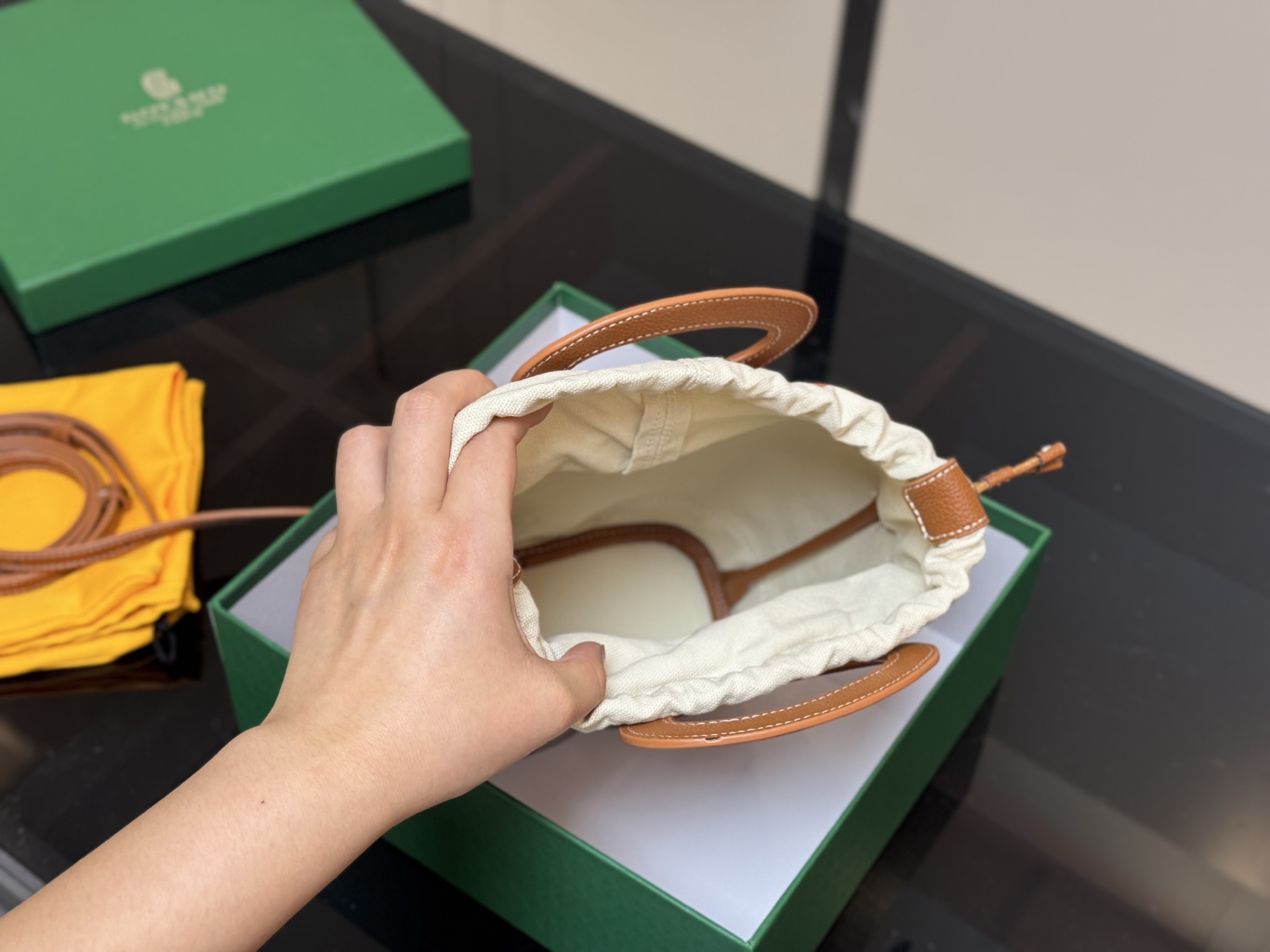 ¥170 配盒 Goyard戈雅 mini菜篮子 beluga 新款Mini beluga 圆环小水桶小菜篮子 半个手机的自重 超Q的外貌 不可小觑的容量 完美~ 尺寸:23.18cm