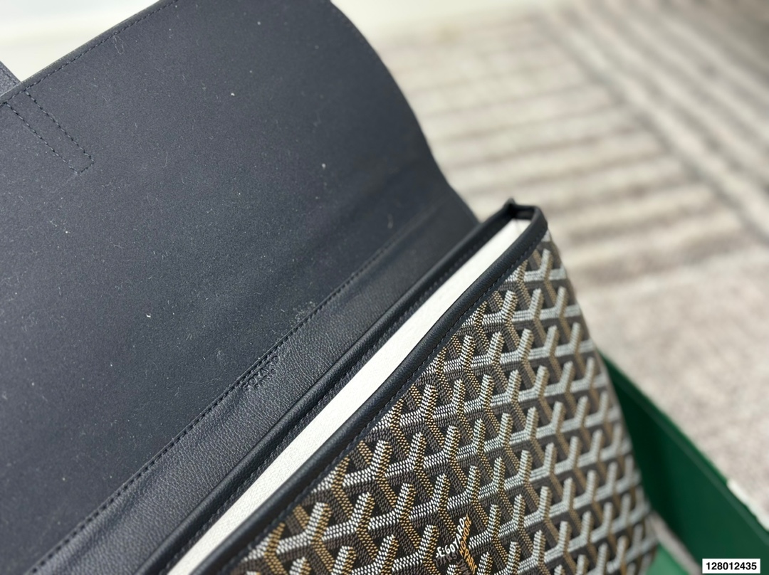 P165 配折叠盒子 戈雅邮差包 作为一个女生,每次出的男包都好看到我想拥有!它是一只扁身邮差哦,包包肩带的扣子是在包身背面的所以斜挎起来时更贴合身体骑行爬山背它也完全OK真的一点都不累赘 尺寸:32 26 货号440