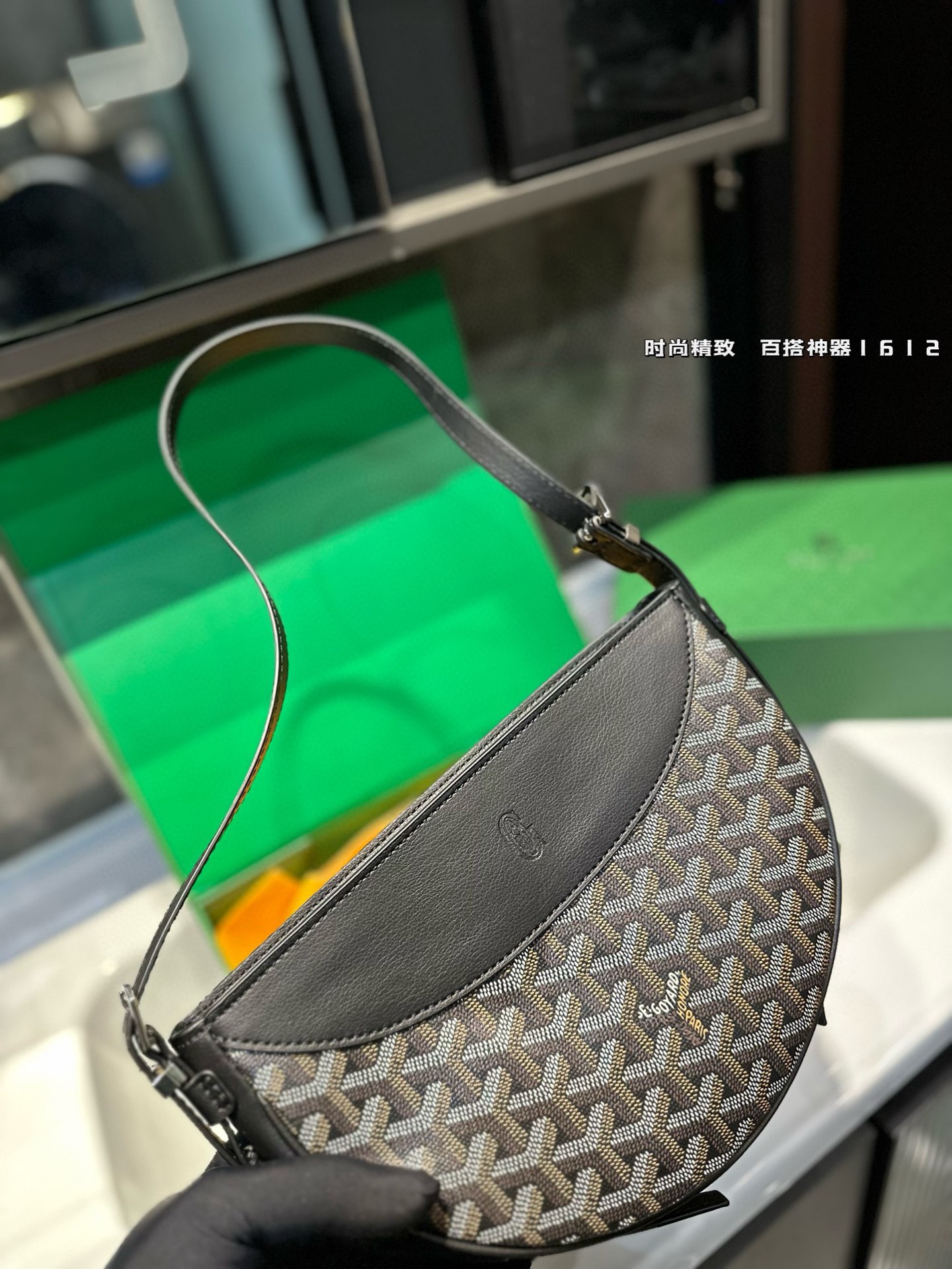 ❤️p185(礼盒包装)❤️ 拥有新包就拥有好心情!Goyard燕子包简单的穿搭永远不过时,舒服随性耐看!搭配一只棕色 goyard,点亮一下整体造型,秋冬配棕色实在太好看了!入手最近新出的goyard 燕子包,实物太美丽了!容量也十分乐观,可装下兩伞钱包粉饼口红等,肩带可调节,背法多样,可单肩可斜背可腋下!果然是一只实用又时髦百搭的包!!!尺寸23 16cm