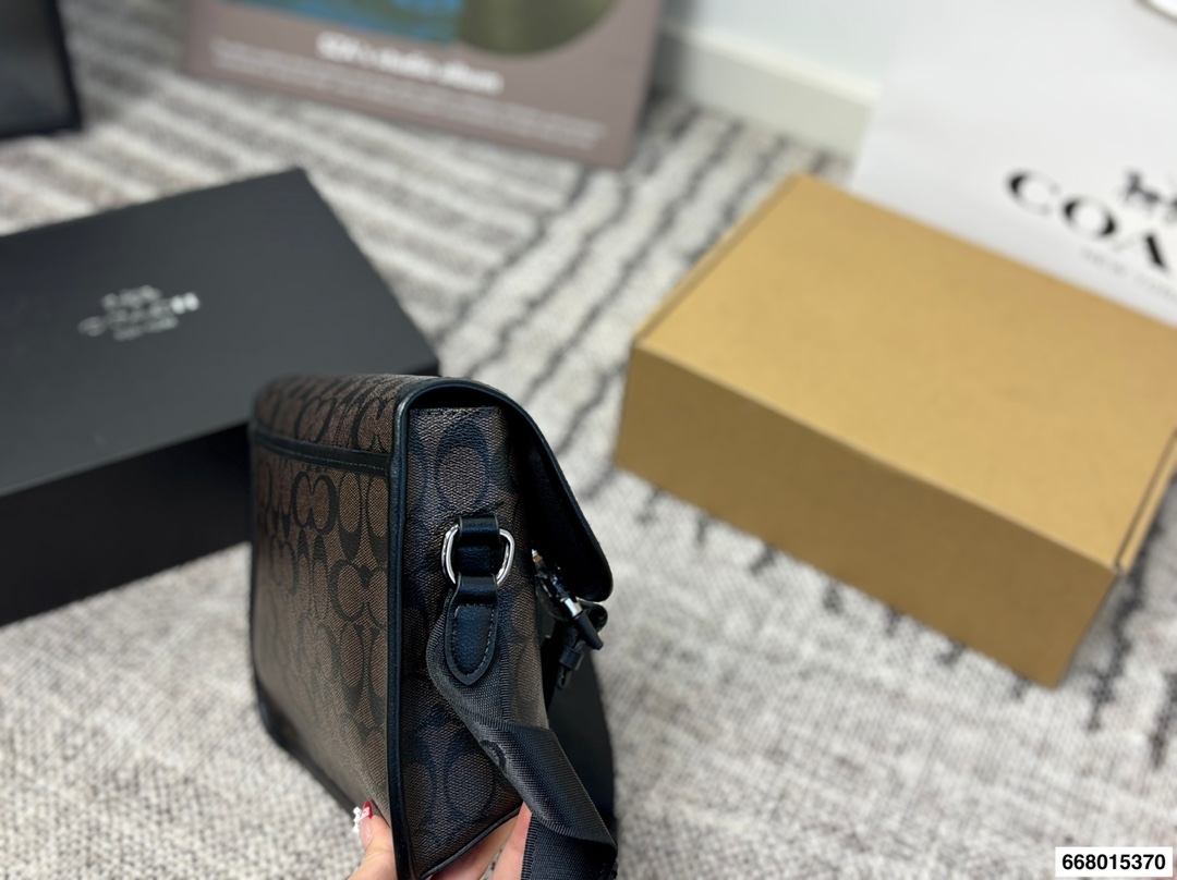 p150配礼盒 COACH男士League二合一混合斜挎包这款二合一混合斜挎包，中性风格，男女皆可背,情侣款组合!肩带句调节长短，单肩，斜挎都可 尺寸28.23