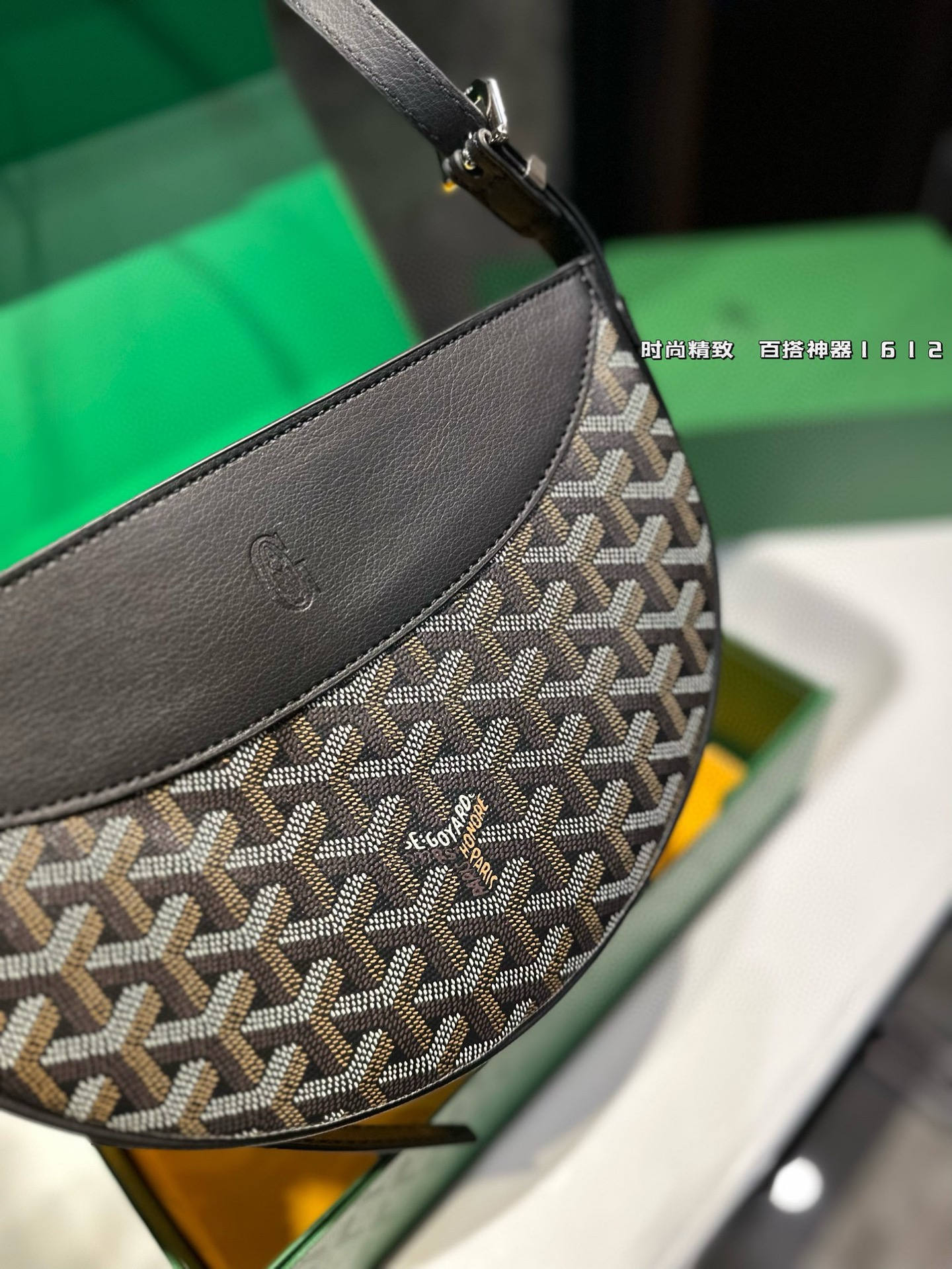 ❤️p185(礼盒包装)❤️ 拥有新包就拥有好心情!Goyard燕子包简单的穿搭永远不过时,舒服随性耐看!搭配一只棕色 goyard,点亮一下整体造型,秋冬配棕色实在太好看了!入手最近新出的goyard 燕子包,实物太美丽了!容量也十分乐观,可装下兩伞钱包粉饼口红等,肩带可调节,背法多样,可单肩可斜背可腋下!果然是一只实用又时髦百搭的包!!!尺寸23 16cm