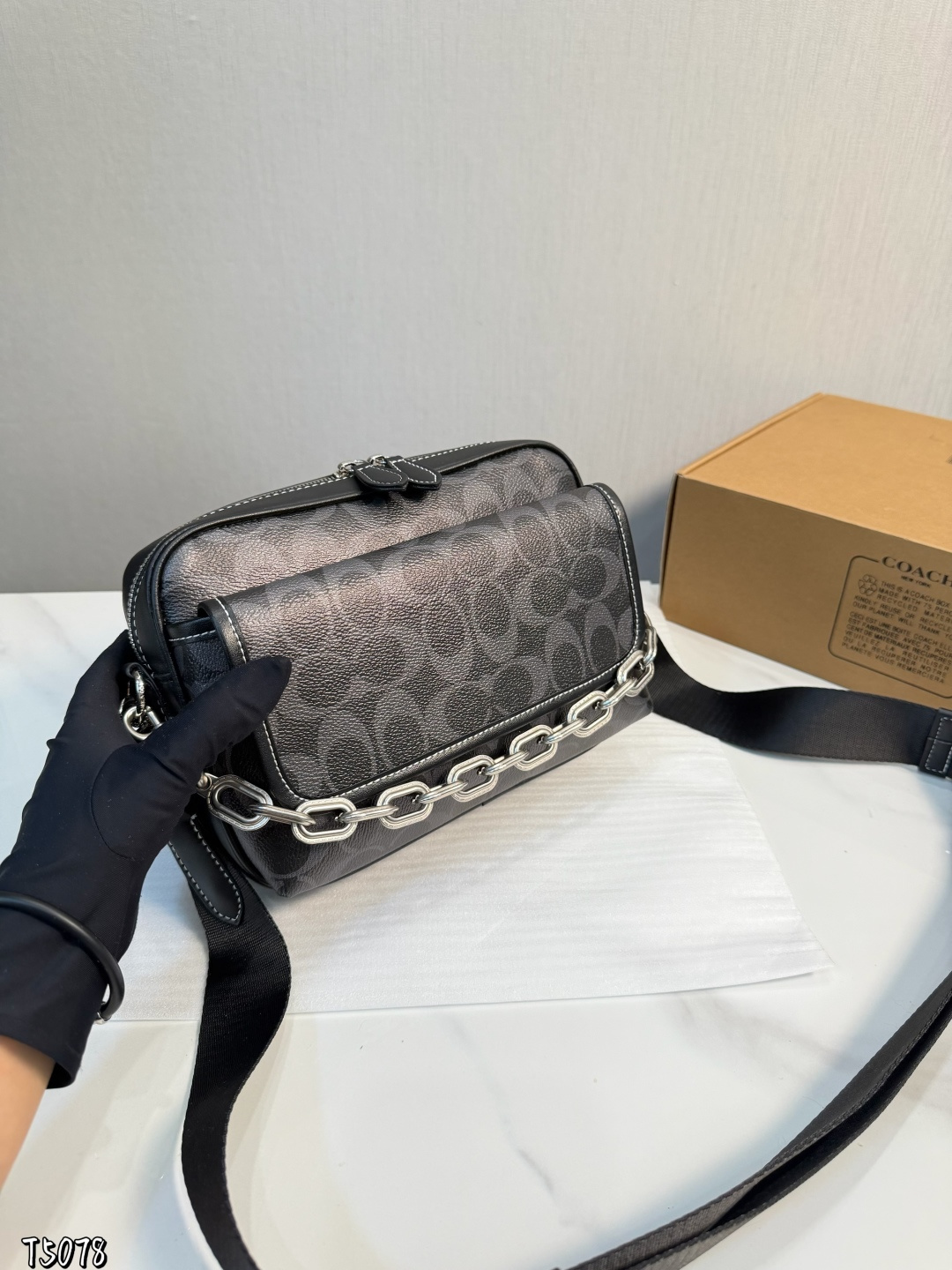 ❤️p165（礼盒包装）❤️ C家 新品黑色 男生都会喜欢的相机包！ 款式对于男生来说真的太友好了又能装又百搭 搜索🔍蔻驰 coach 男包尺寸：24*6*18