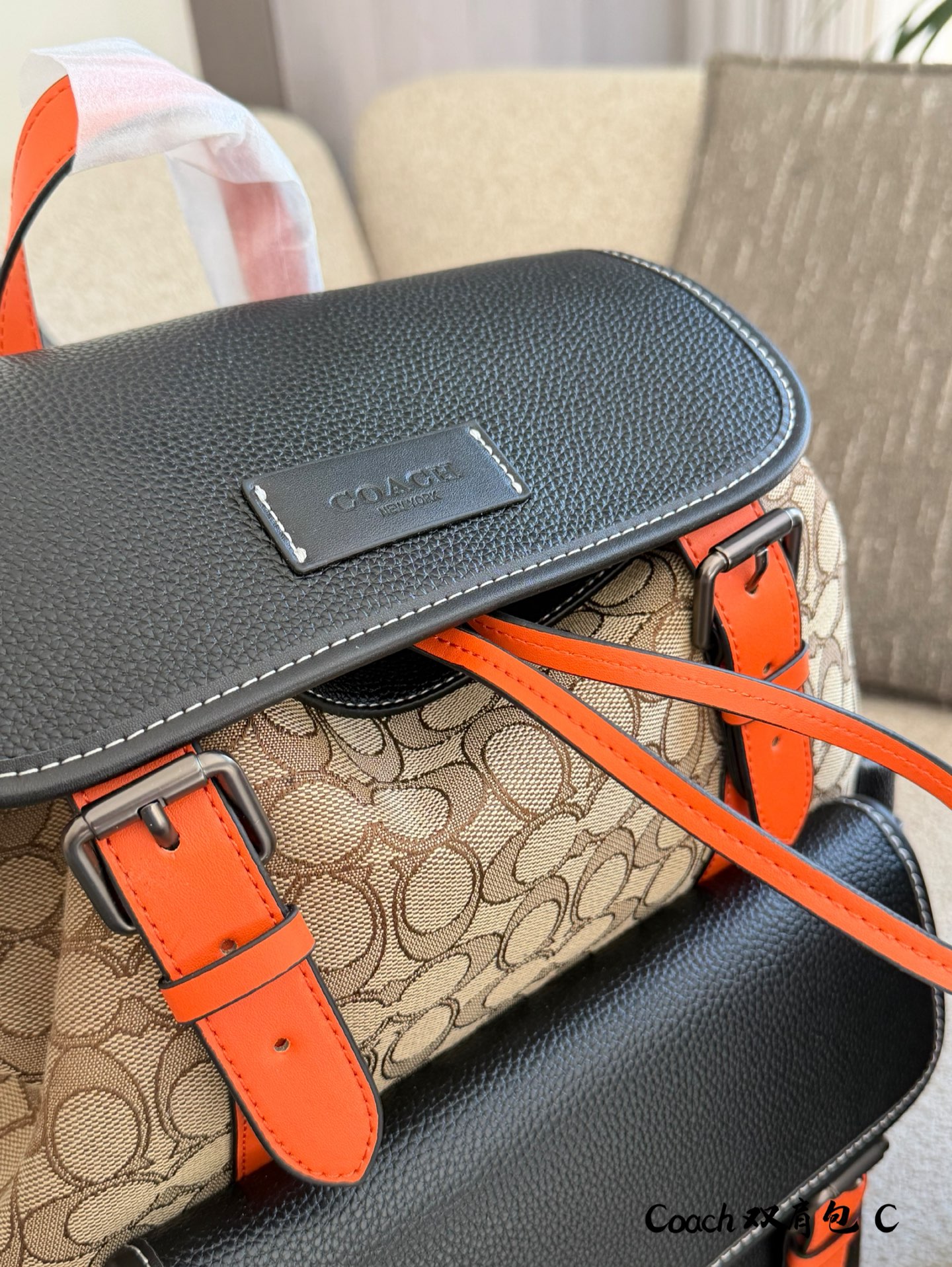 Coach Sprint双肩包​​p190 🎒Coach Sprint双肩包，经典C印花提花织布+黑色鹅卵石牛皮拼接，橙色皮革扣带点缀，复古又时髦✨。翻盖搭扣+抽绳开合，安全感满满，正面口袋可放手机，内部空间超大，15寸笔记本轻松装下，通勤、旅行、户外都OK！肩带可调节，背起来超舒服，实用又百搭，是功能与时尚兼具的必备单品🔥。19&times;45无盒