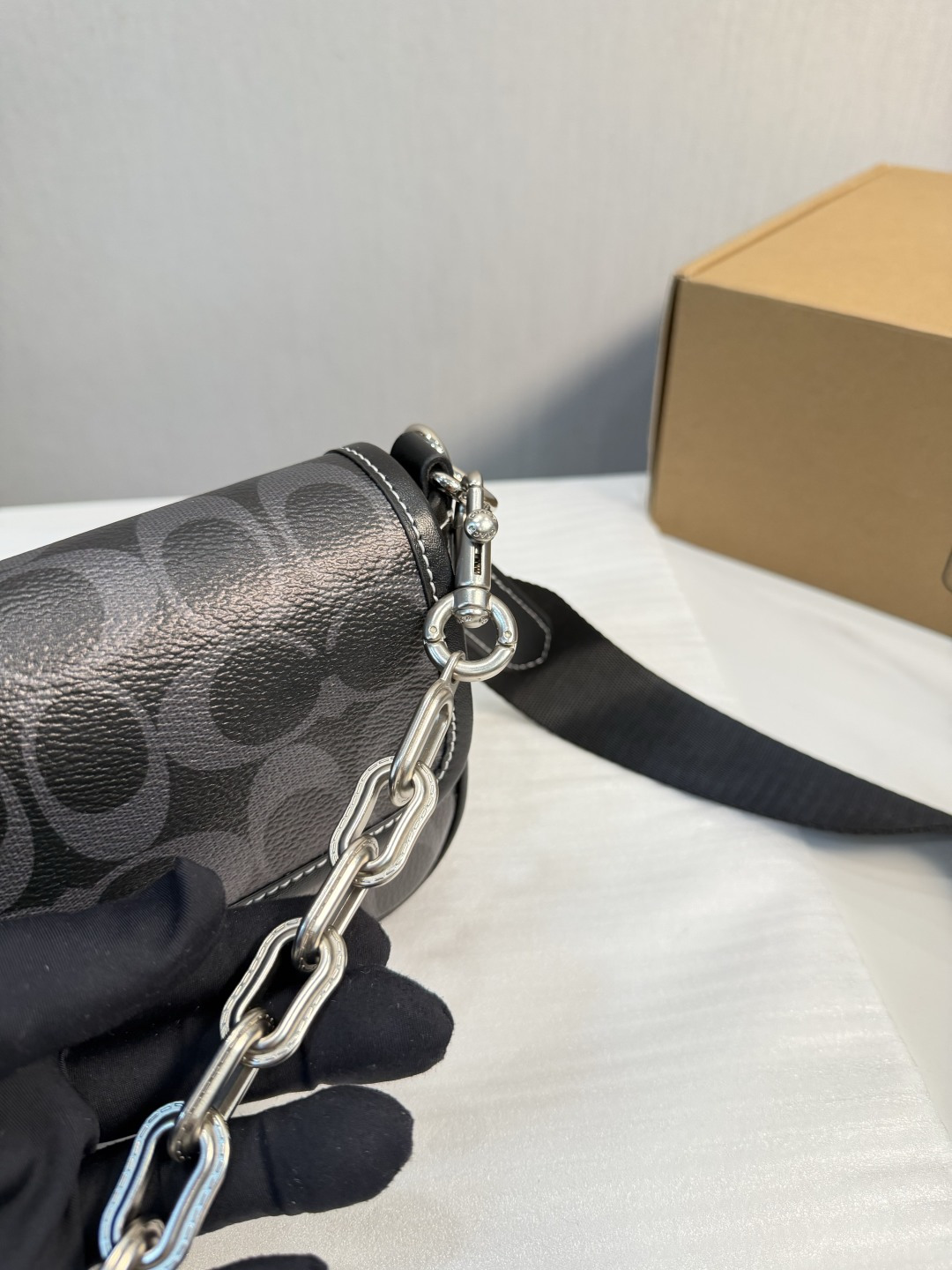 ❤️p150（礼盒包装）❤️ C家 新品黑色 男生都会喜欢的相机包！ 款式对于男生来说真的太友好了又能装又百搭 搜索🔍蔻驰 coach 男包尺寸：19*5*13cm