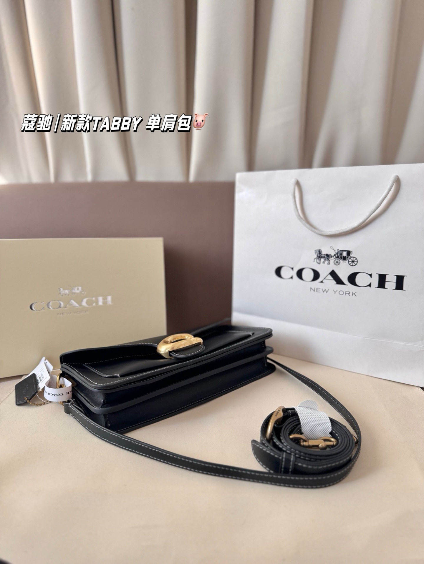 P195 配折叠盒 新罗蔻驰|新款TABBY 单肩包 本季的 Tabby 包 真的绝了！ 触感柔软到上头～ 采用 Natural Grain 自然纹路皮革， 皮质更薄、更软，垂坠感特别自然， 背起来就是那种很松弛又很酷的 随性氛围感，真的太飒了！ 这次推出的全新配色也超级适合秋冬， 低调高级、耐看又显气质。 属于那种越看越上头的颜色！🍂✨ 尺寸26*14