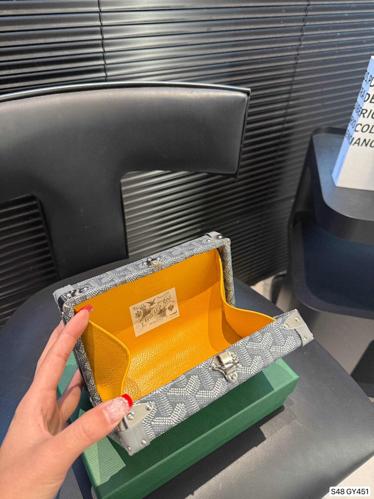 P290 戈雅配盒子极致奢华Goyard银色Mina 硬箱 时尚冷色调 限定银色款 可以斜挎的小硬箱 打造您的时尚搭配 日常出街吸引人的斜挎硬箱包 专属工匠的制作完成签名 日期。 Mina极致奢华硬箱 传承经典硬箱工艺 特别金属银色,特别彩绘3Y字母 出街造型一把手 打造时尚look 精致小巧 男女都可 尺寸16.5 11 货号GY451