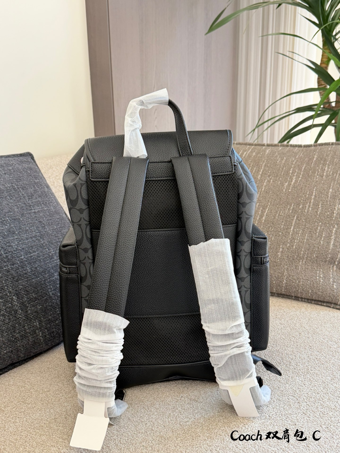 Coach Sprint双肩包​​p190 🎒Coach Sprint双肩包，经典C印花提花织布+黑色鹅卵石牛皮拼接，橙色皮革扣带点缀，复古又时髦✨。翻盖搭扣+抽绳开合，安全感满满，正面口袋可放手机，内部空间超大，15寸笔记本轻松装下，通勤、旅行、户外都OK！肩带可调节，背起来超舒服，实用又百搭，是功能与时尚兼具的必备单品🔥。19&times;45无盒