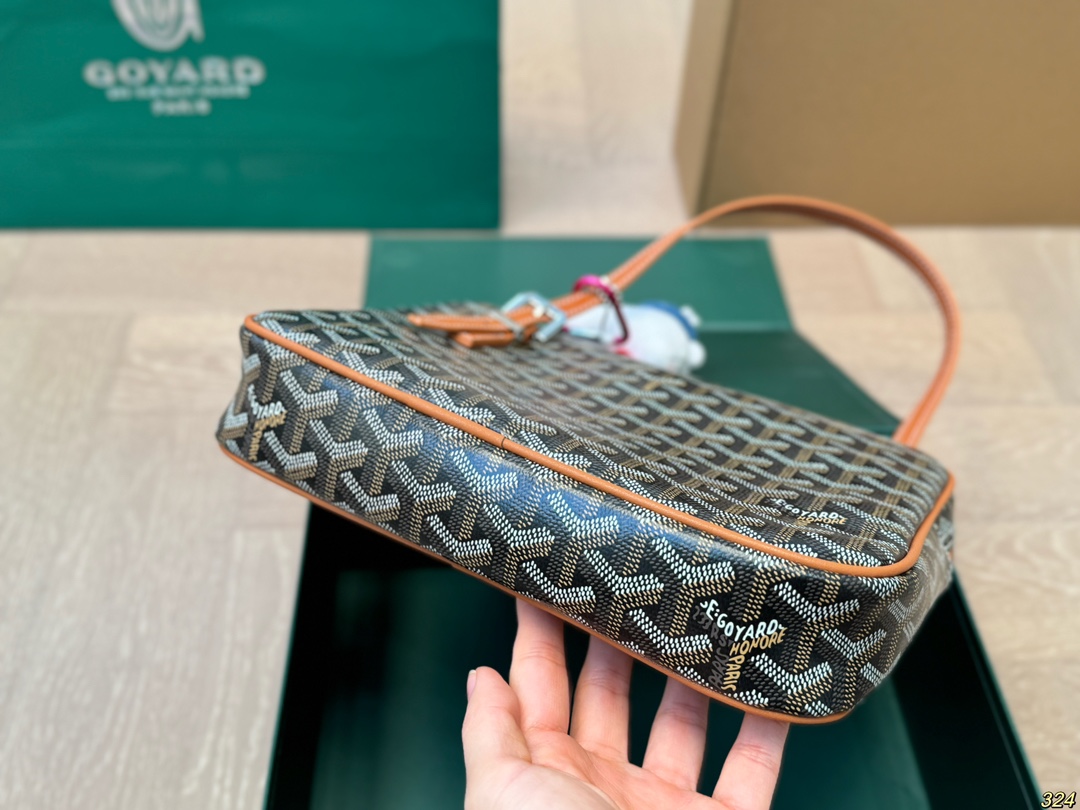 &yen;140折叠盒 戈雅Goyard腋下包 拥有新包就拥有好心情！ 简单的穿搭永远不过时，舒服随性耐看！ 点亮一下整体造型 实在太好看了！实物太美丽了！ 果然是一只实用又时髦百搭的包！！！ 尺寸23 19