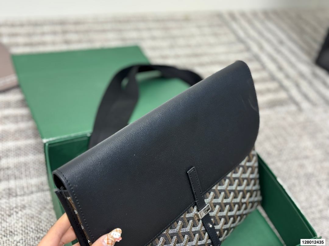 P165 配折叠盒子 戈雅邮差包 作为一个女生,每次出的男包都好看到我想拥有!它是一只扁身邮差哦,包包肩带的扣子是在包身背面的所以斜挎起来时更贴合身体骑行爬山背它也完全OK真的一点都不累赘 尺寸:32 26 货号440