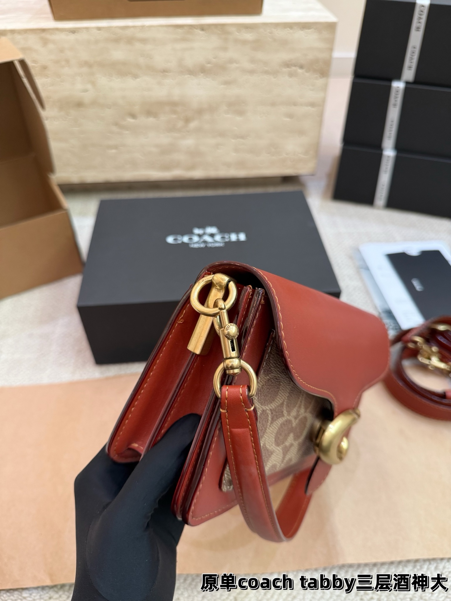 顶级原单P195 P190 新coach Tabby 三层酒神包 Coach 家酒神包Tabby手提包单肩斜挎包。让小姐姐第一眼看到就会爱上它。被誉为平价版小酒神包的蔻驰Tabby，复古又百搭，很受欢迎啊。五金扣厚实，整体精致小巧，还特别能装。每个包配一长一短两天可卸肩带，内部结构分层合理，中间一个带拉链的隔层小袋，把包分成三格，简直完美尺寸：26cm 20cm。这个尺寸觉得刚刚好合适，手提单肩斜挎都没有问题的！⚠️礼盒包装
