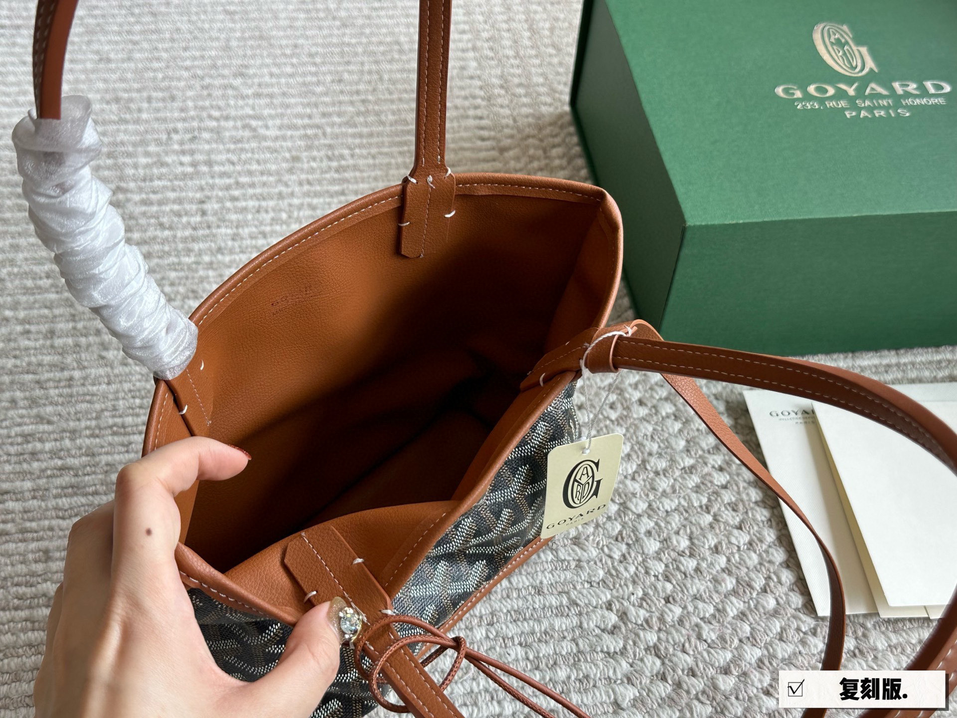 复刻版 💰155 配盒 size：20*19cm 戈雅购物袋🛍️ 属于这个季节的迷你购物袋 完美1:1定制 Goyard狗牙红色限定 实物真的很有质感， 新年本命包！