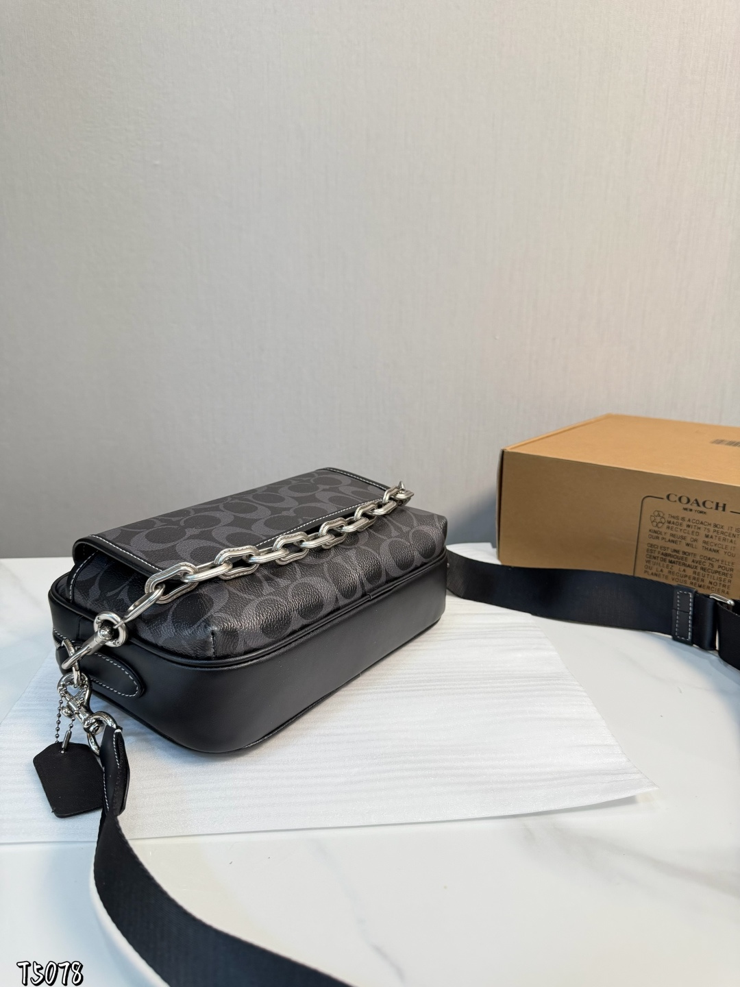 ❤️p165（礼盒包装）❤️ C家 新品黑色 男生都会喜欢的相机包！ 款式对于男生来说真的太友好了又能装又百搭 搜索🔍蔻驰 coach 男包尺寸：24*6*18