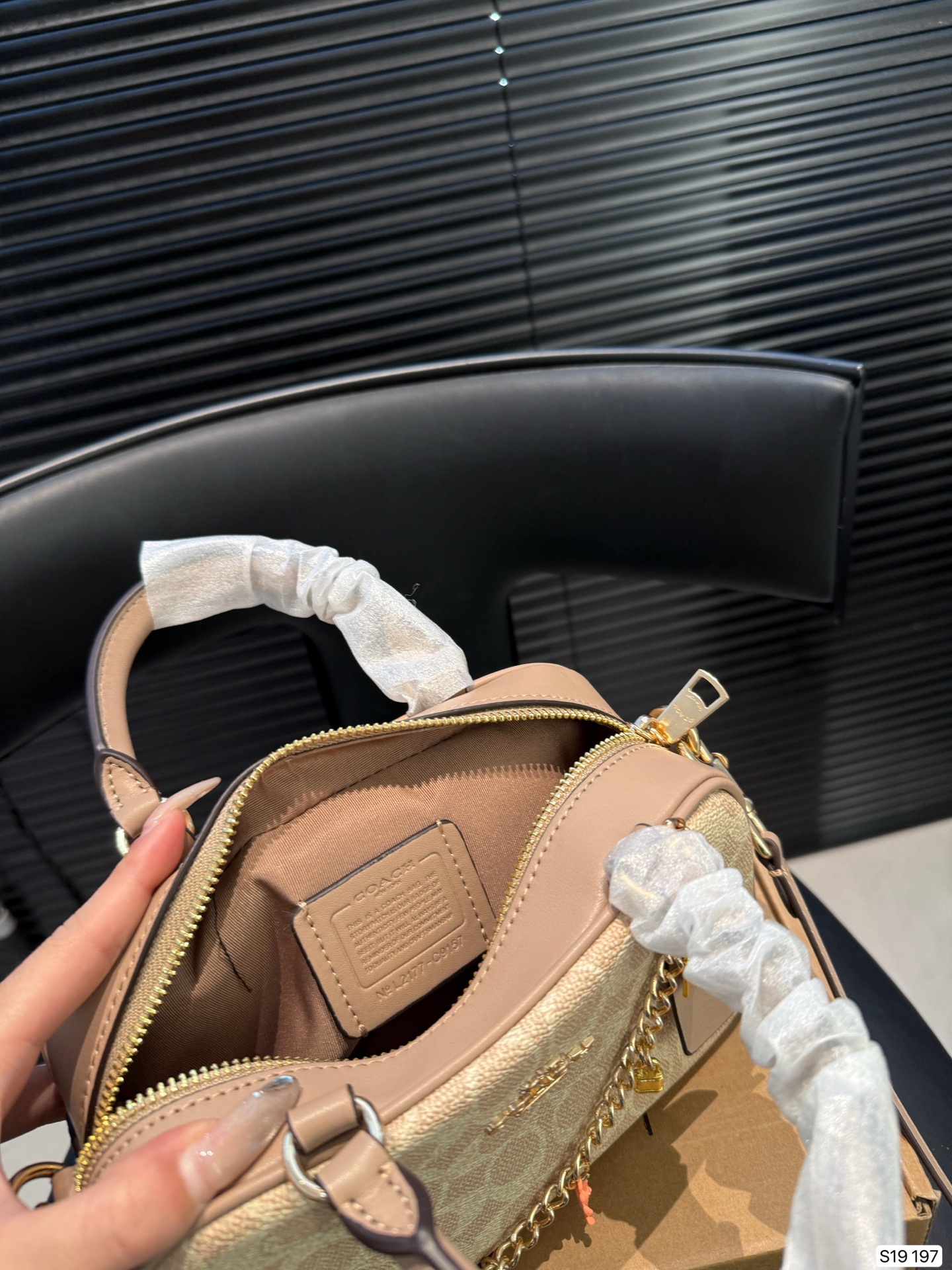 P145 配飞机盒 蔻驰 COACH 相机 复古优雅 满满的高级感 大小适中 容量感人 休闲正装皆可轻松驾驭 尺寸20 12 货号197