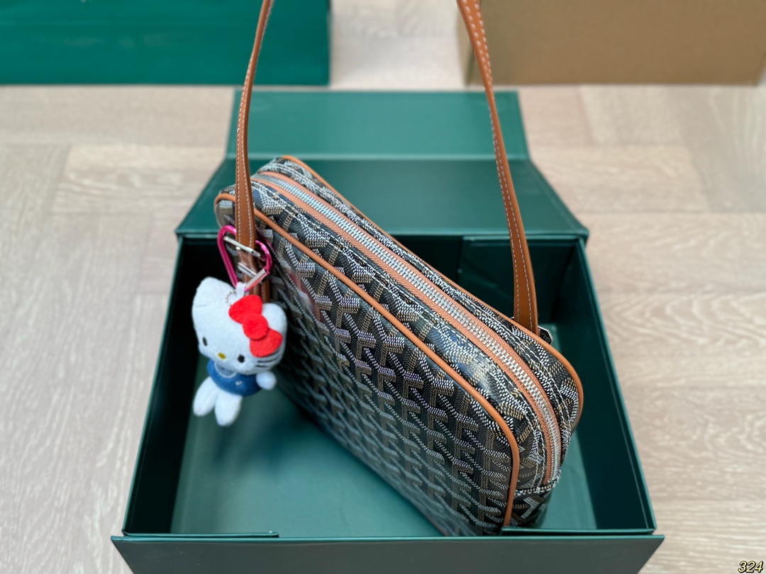 &yen;140折叠盒 戈雅Goyard腋下包 拥有新包就拥有好心情！ 简单的穿搭永远不过时，舒服随性耐看！ 点亮一下整体造型 实在太好看了！实物太美丽了！ 果然是一只实用又时髦百搭的包！！！ 尺寸23 19