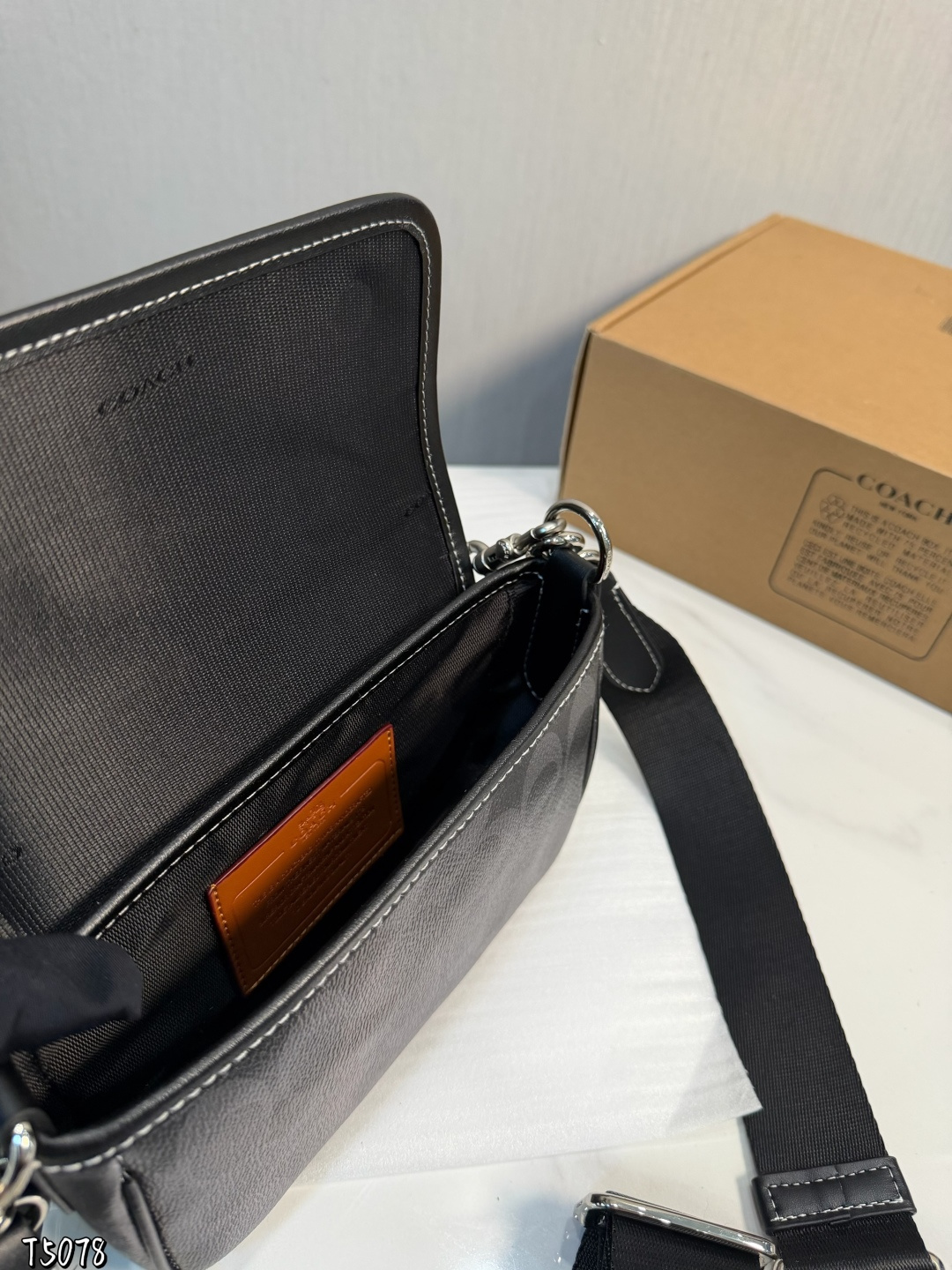 ❤️p150（礼盒包装）❤️ C家 新品黑色 男生都会喜欢的相机包！ 款式对于男生来说真的太友好了又能装又百搭 搜索🔍蔻驰 coach 男包尺寸：19*5*13cm