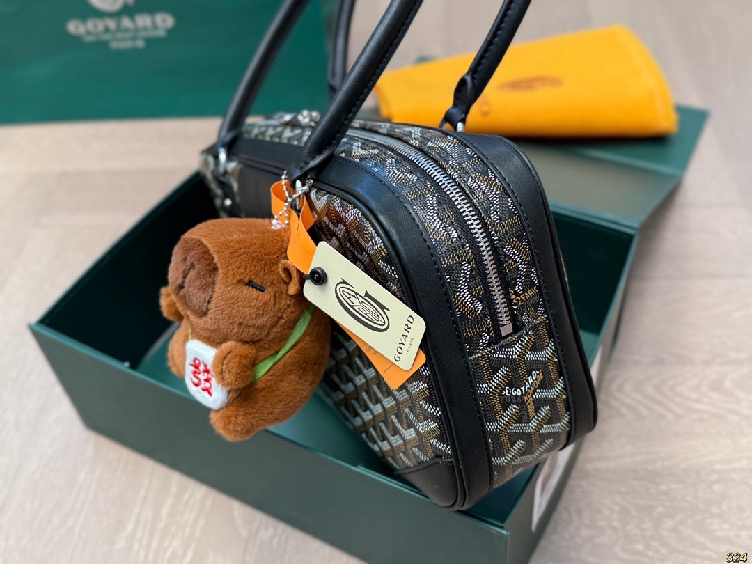 ¥180折叠盒 Goyard 戈雅新款腋下包 保龄球包轻奢百搭,时髦百搭✔️ 容量超大☑️ 超级实用~ 谁用谁爱的戈雅通勤潮酷两不误‼️ 尺寸34 17