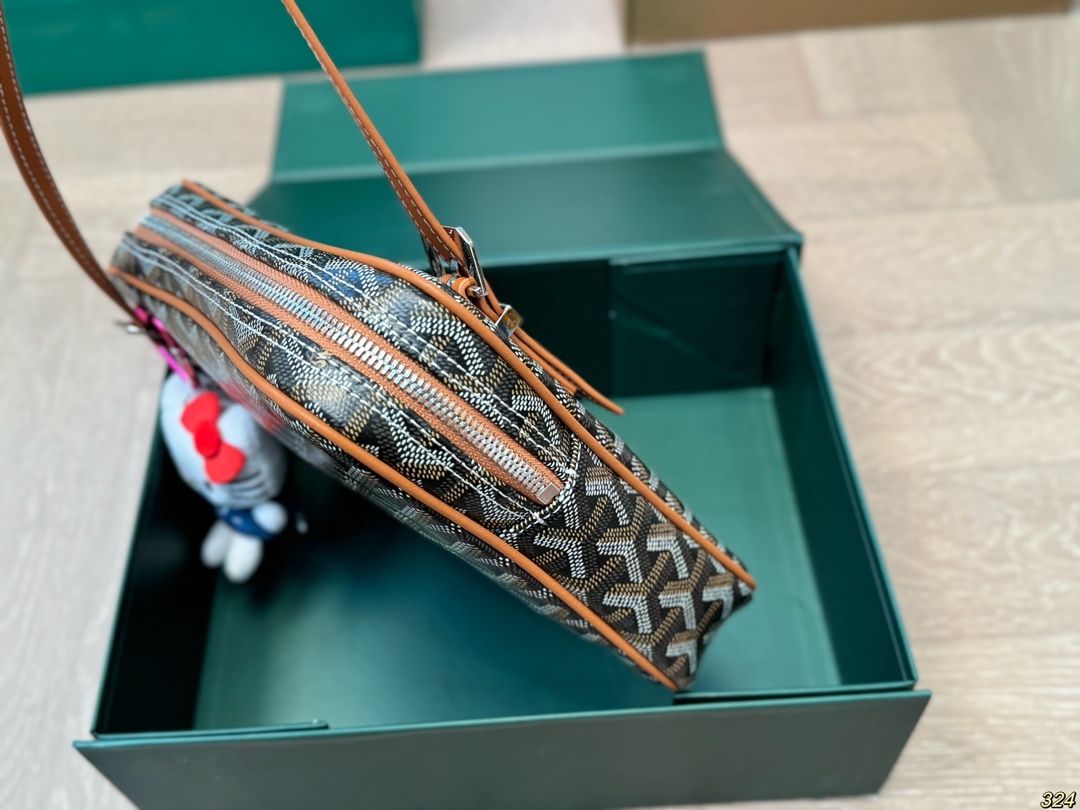 &yen;140折叠盒 戈雅Goyard腋下包 拥有新包就拥有好心情！ 简单的穿搭永远不过时，舒服随性耐看！ 点亮一下整体造型 实在太好看了！实物太美丽了！ 果然是一只实用又时髦百搭的包！！！ 尺寸23 19